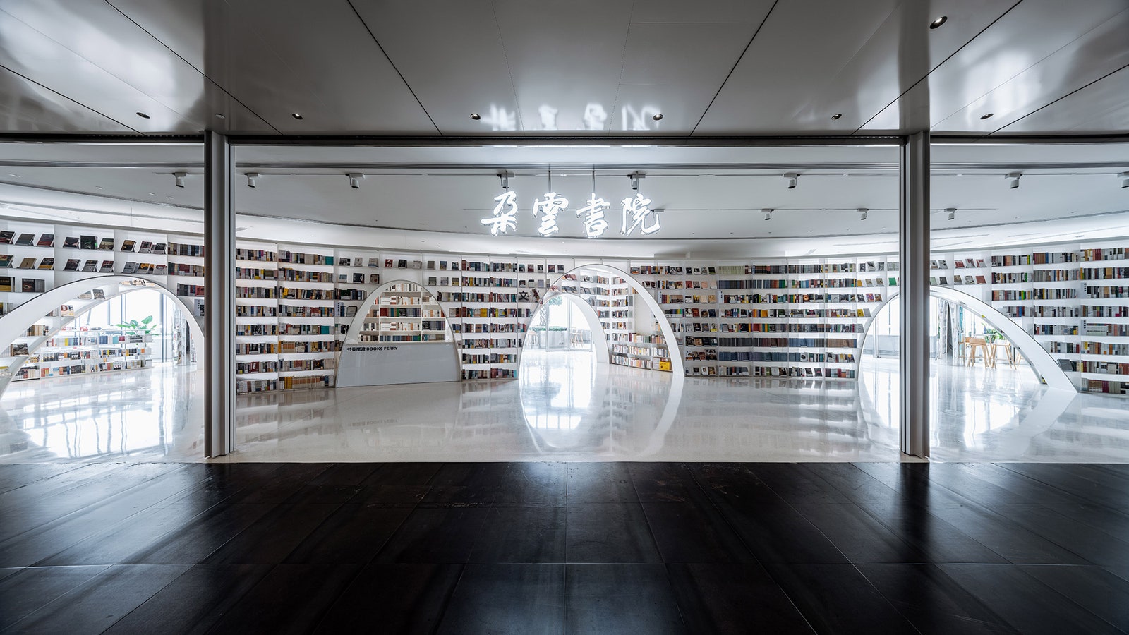 Книжный магазин в самом высоком здании Шанхая