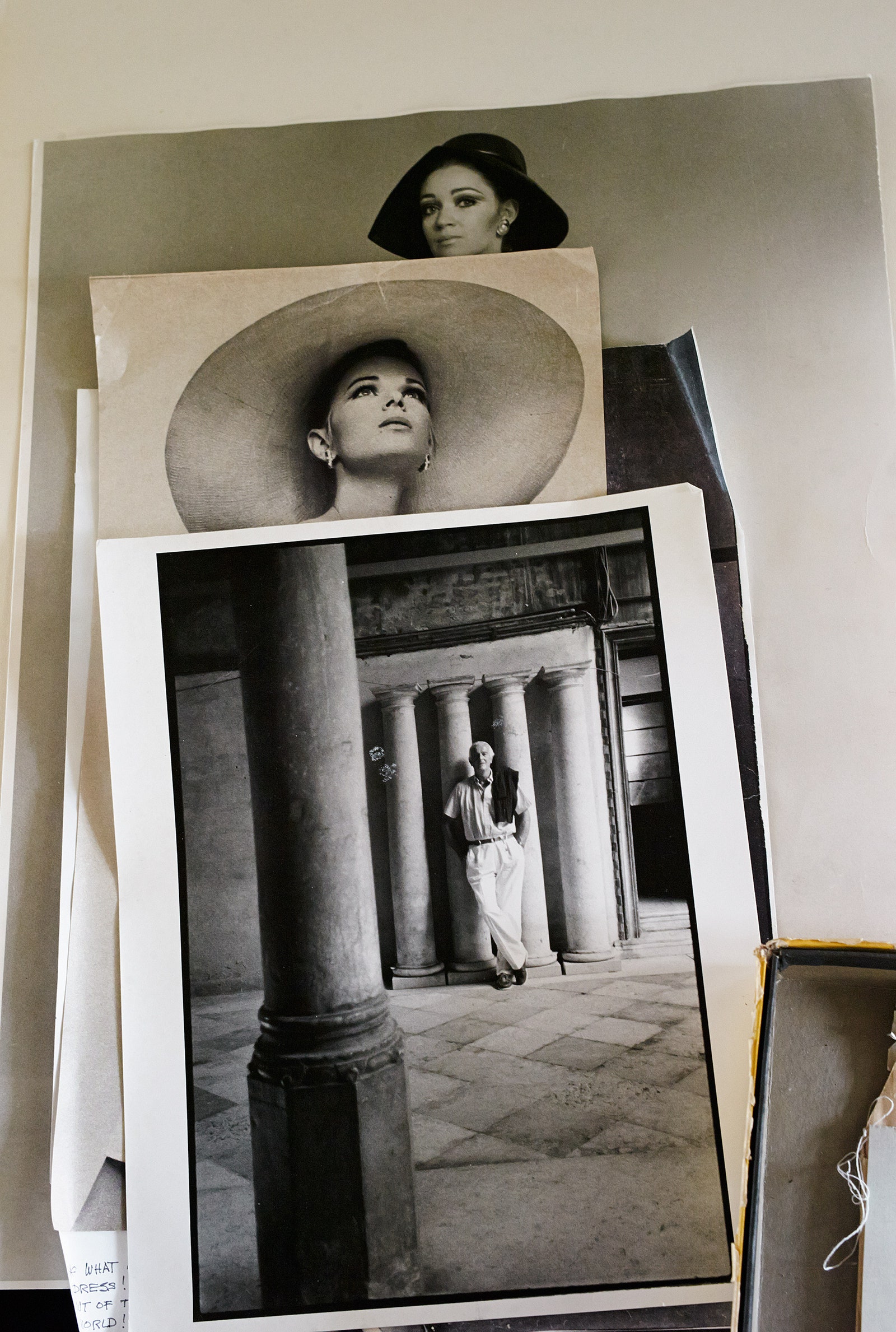 Модели Живанши и сам Юбер на архивных фотографиях.