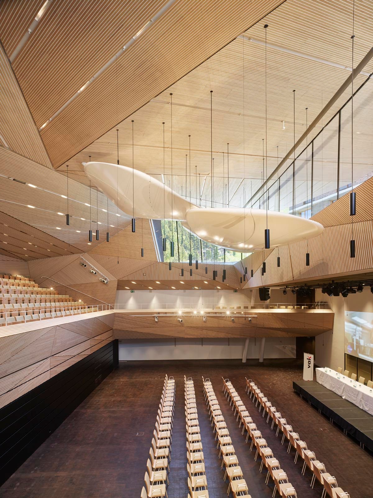 Концертный зал в швейцарской деревне от Studio Seilern Architects
