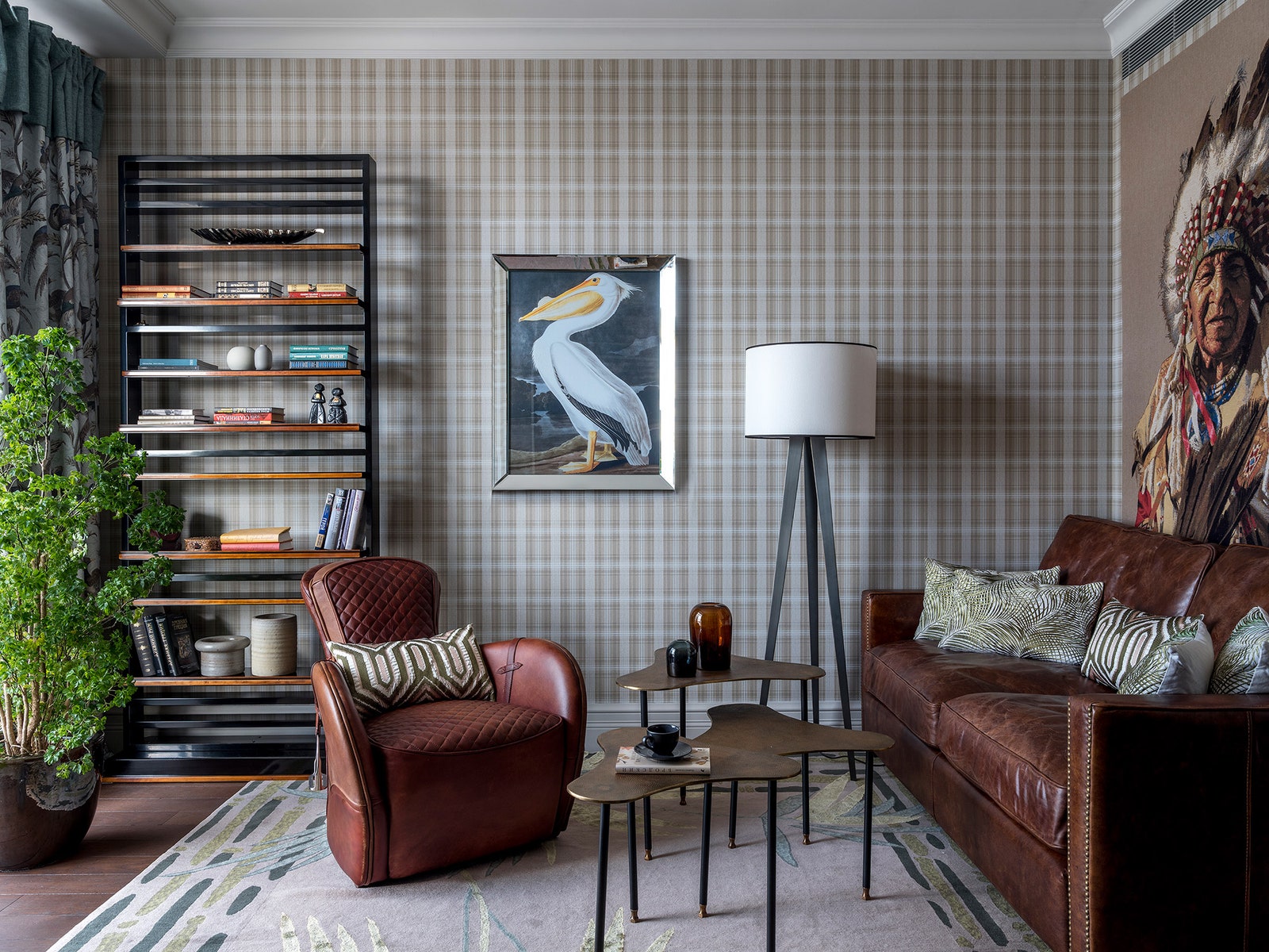 Кабинет. Кожаные кресло и диван Home Concept стеллаж Miazzo гобелен с индейцем Cactus Galery ковер Markpatlis Studio.