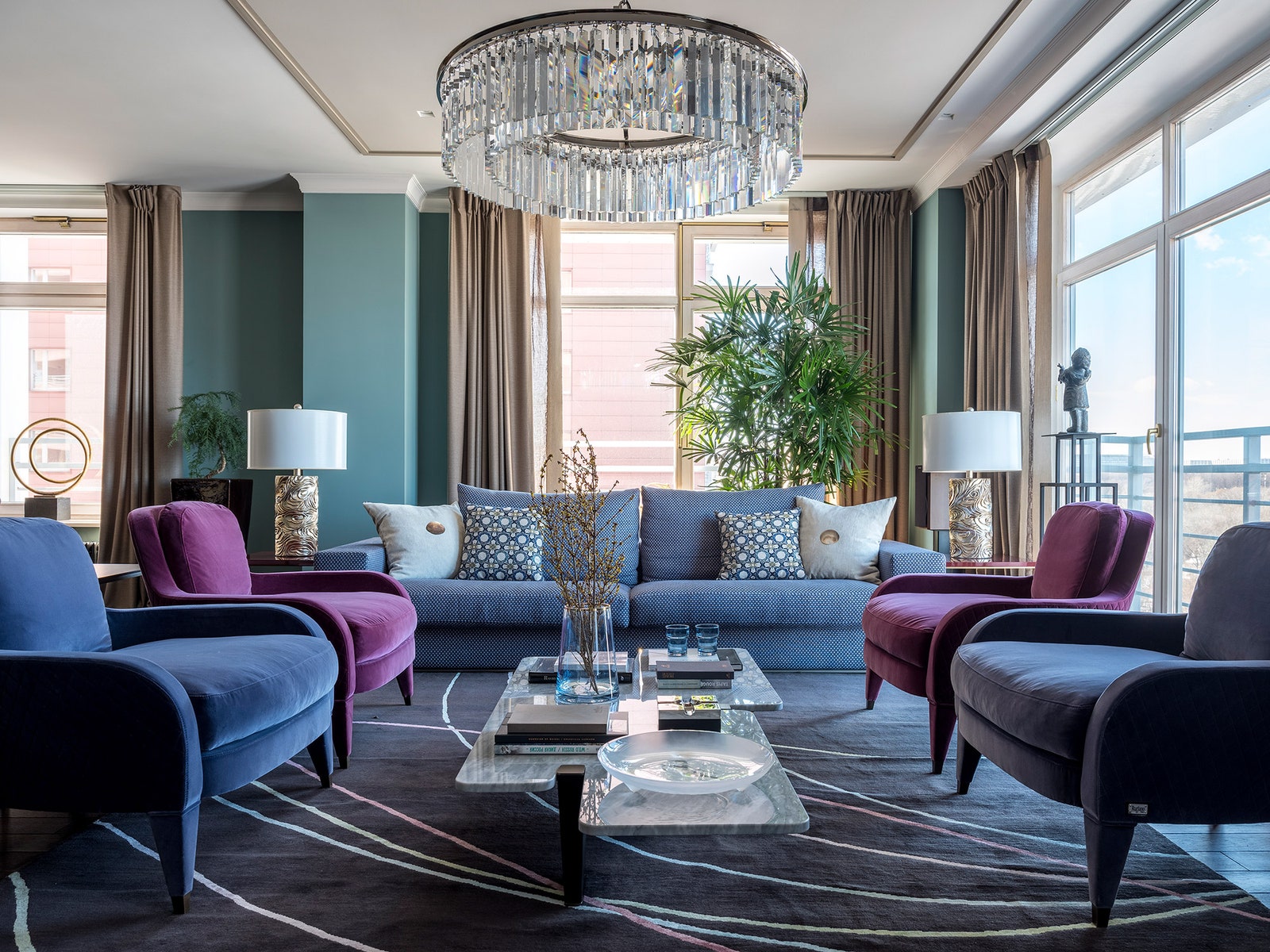 Фрагмент гостиной. Журнальный стол Minotti Jacob люстра Restoration Hardware.