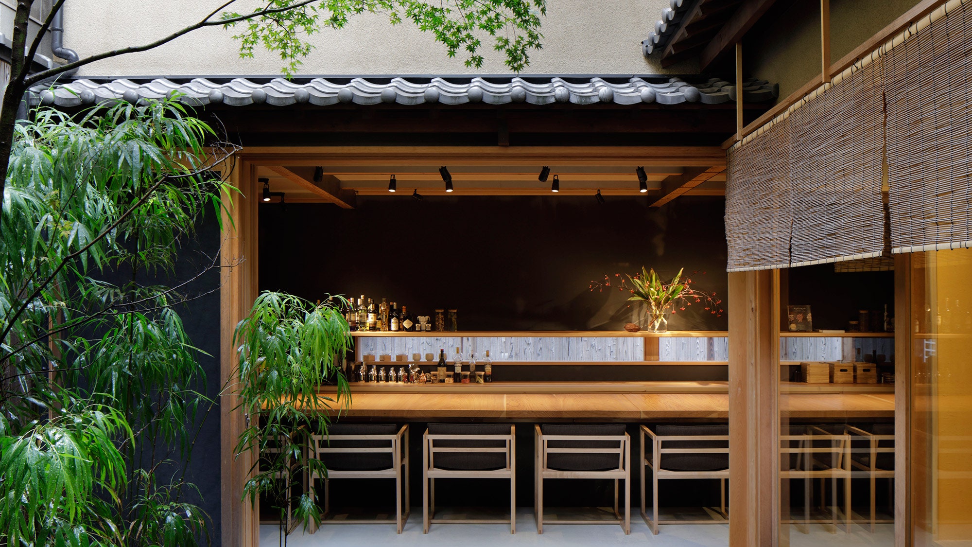 Деревянная отделка в интерьере кафе Dandelion Chocolate в Киото