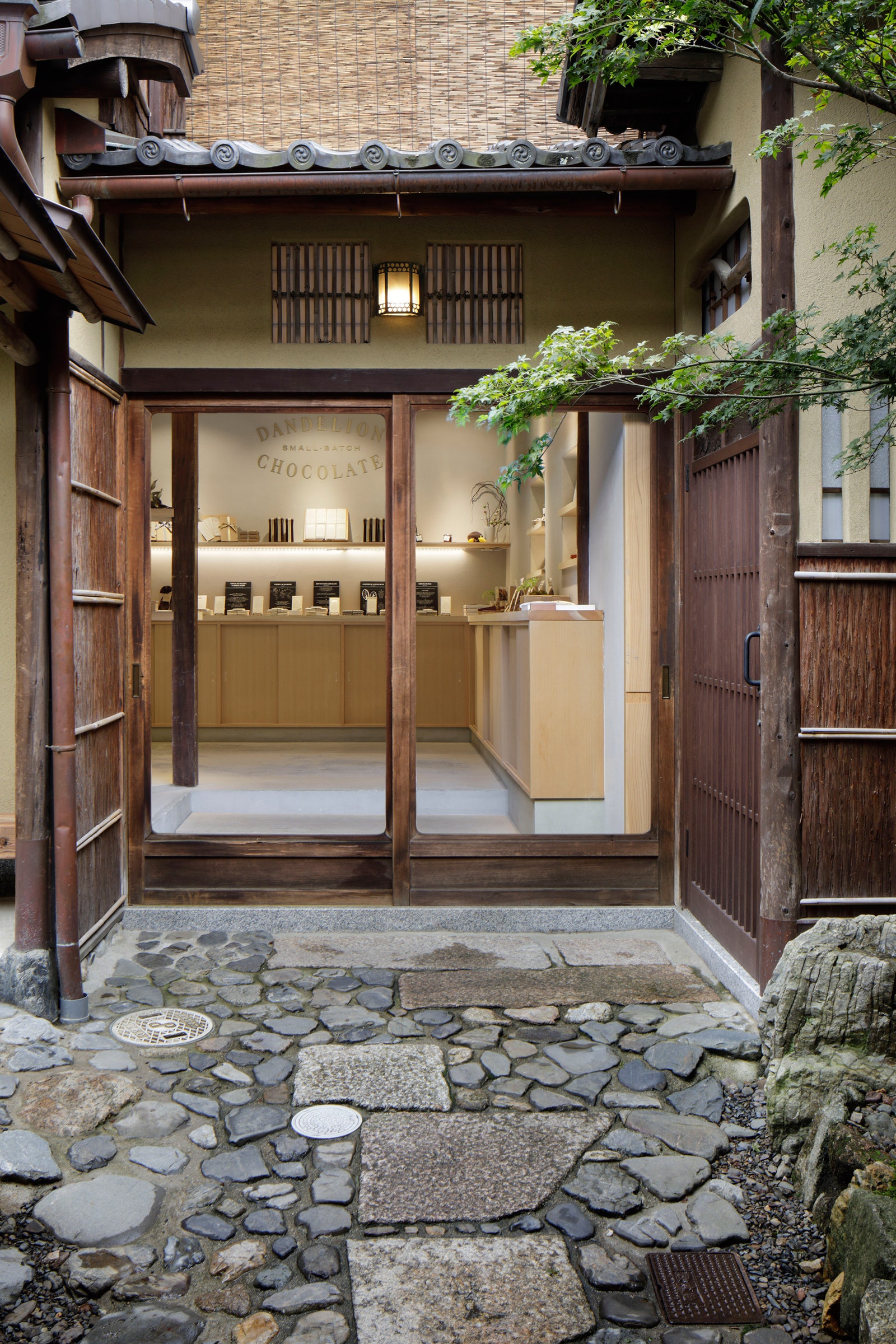 Деревянная отделка в интерьере кафе Dandelion Chocolate в Киото