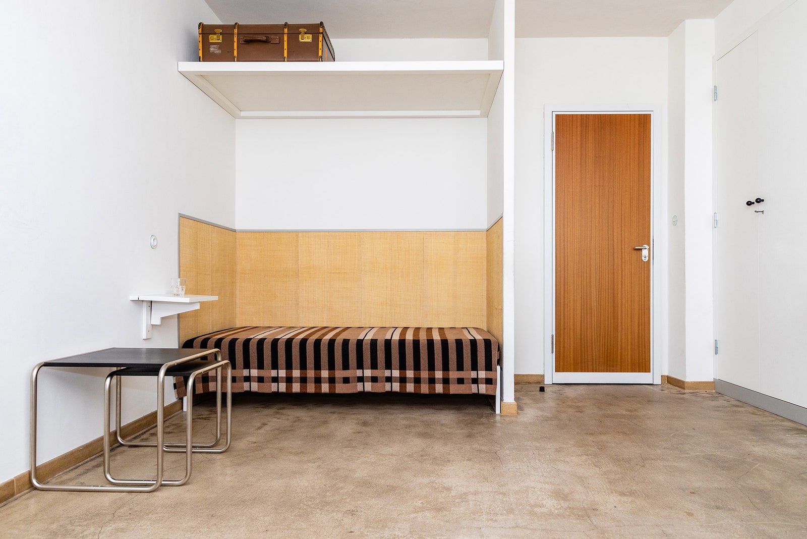 Студия Wallace Sewell воссоздала оригинальный дизайн покрывала которое использовали в общежитиях Баухауса в Дессау