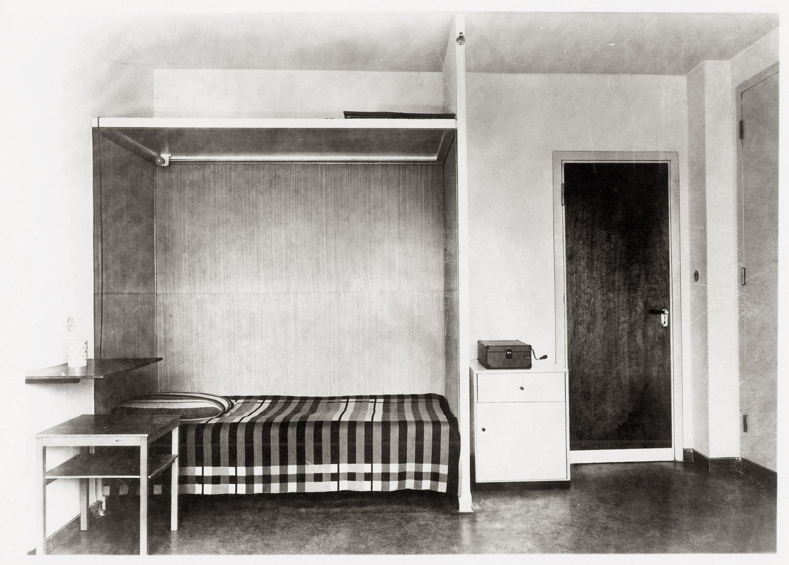 Студия Wallace Sewell воссоздала оригинальный дизайн покрывала которое использовали в общежитиях Баухауса в Дессау