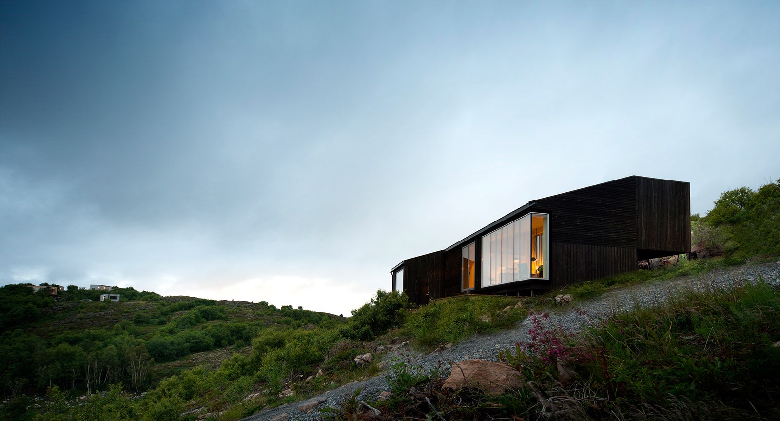 Деревянный дом на склоне в Норвегии