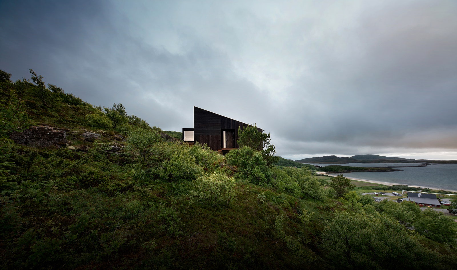 Деревянный дом на склоне в Норвегии