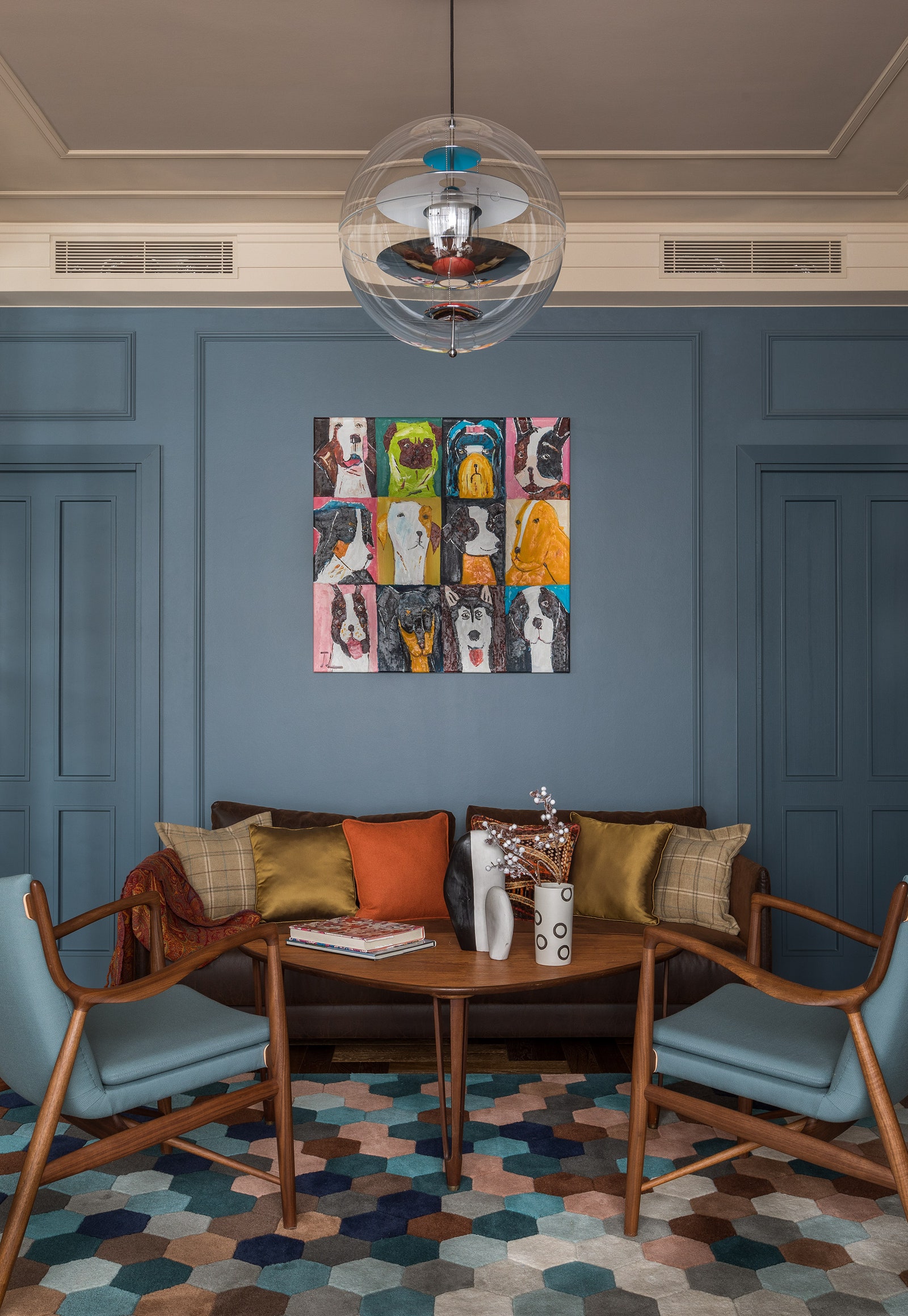 Картина “Cобаки” из галереи Кати Гердт диван Instyle Дания предметы декора Repeat Story.