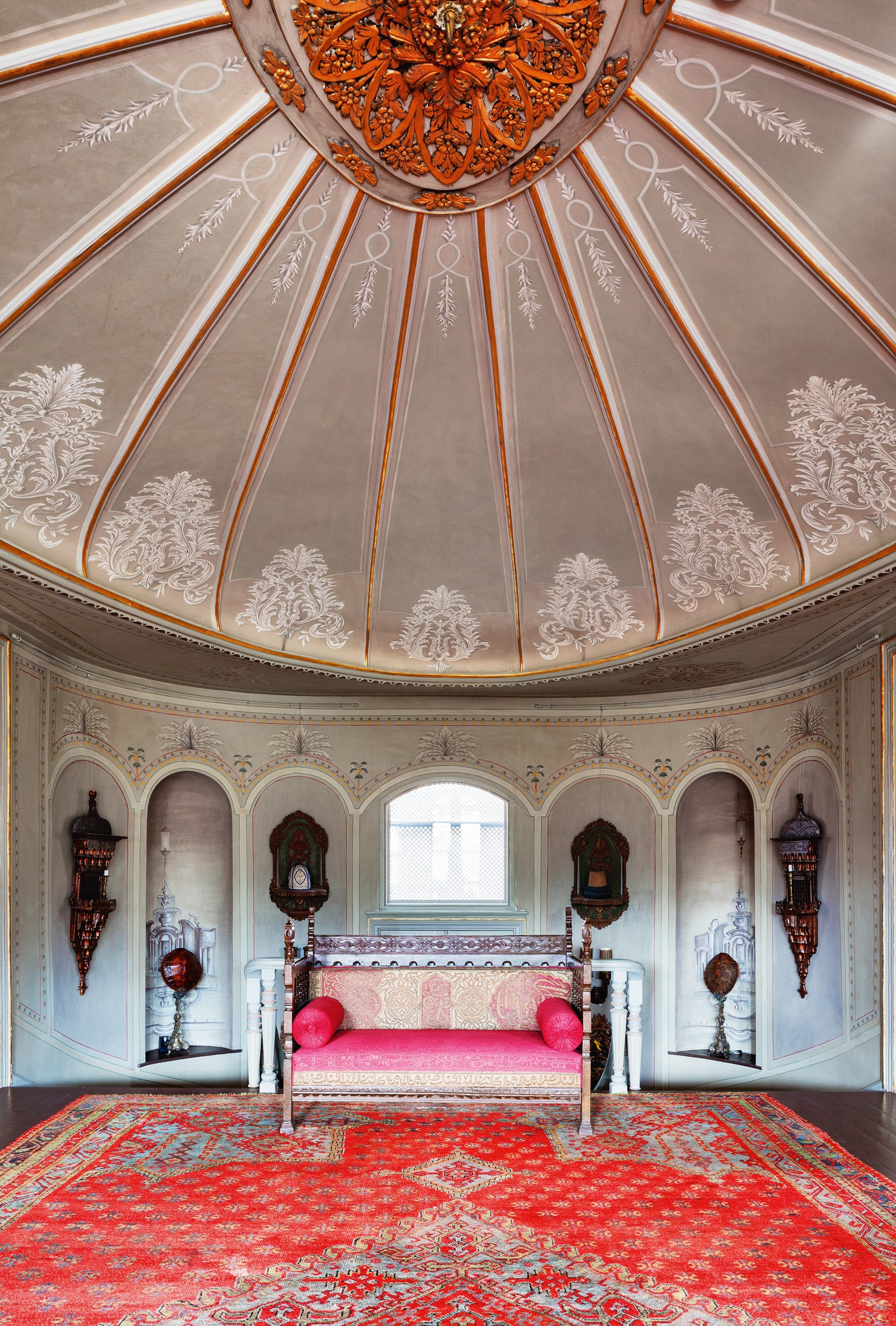 Главная приемная. Купольный потолок вдохновлен османскими шатрами. Диван времен Османской империи. На деревянном полу —...
