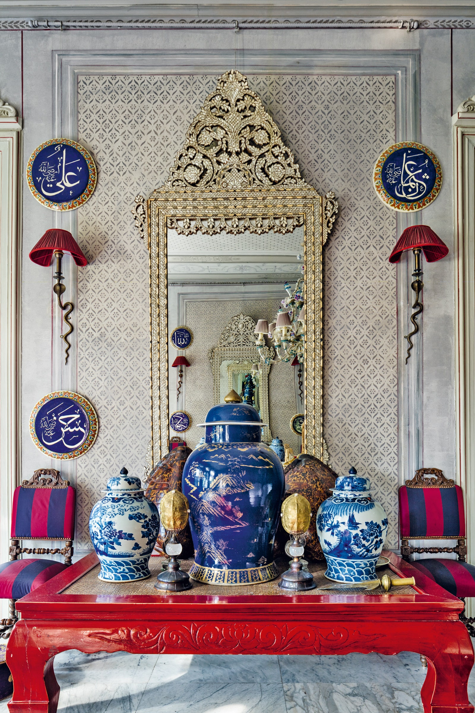 Фрагмент Мраморного холла. На опиумной кровати — коллекция китайских ваз и декоративные объекты из черепашьих панцирей...