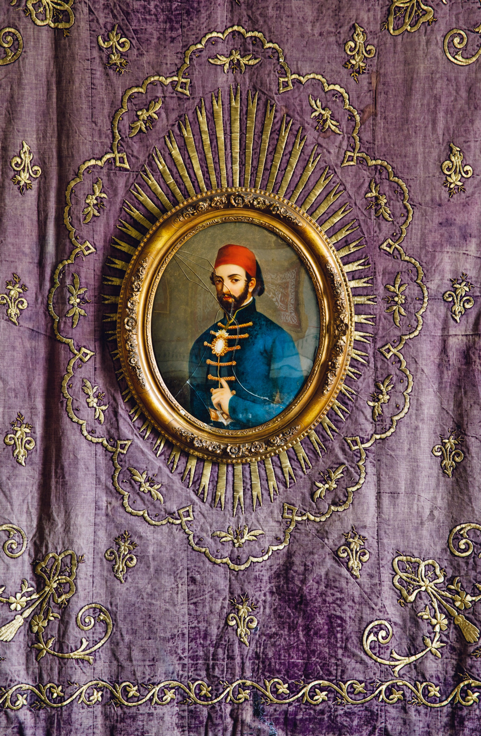 Портрет султана АбдулМеджида I правившего в 18391861 годы помещен на расшитый золотой нитью бархат того же времени.