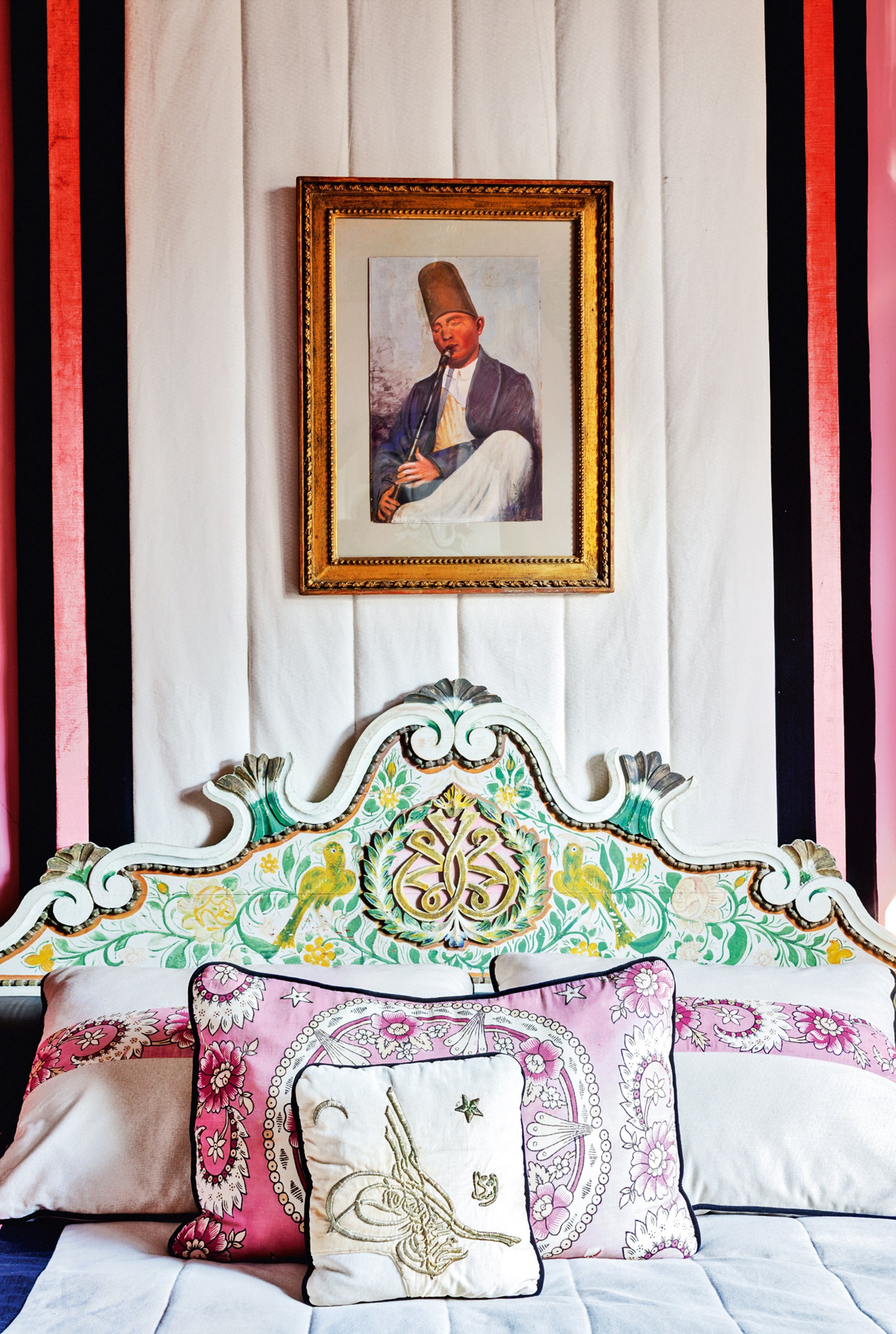 Одна из гос­тевых спален. Над изголовьем кровати старинная карти­на на которой изображен суфийский дервиш играющий на...