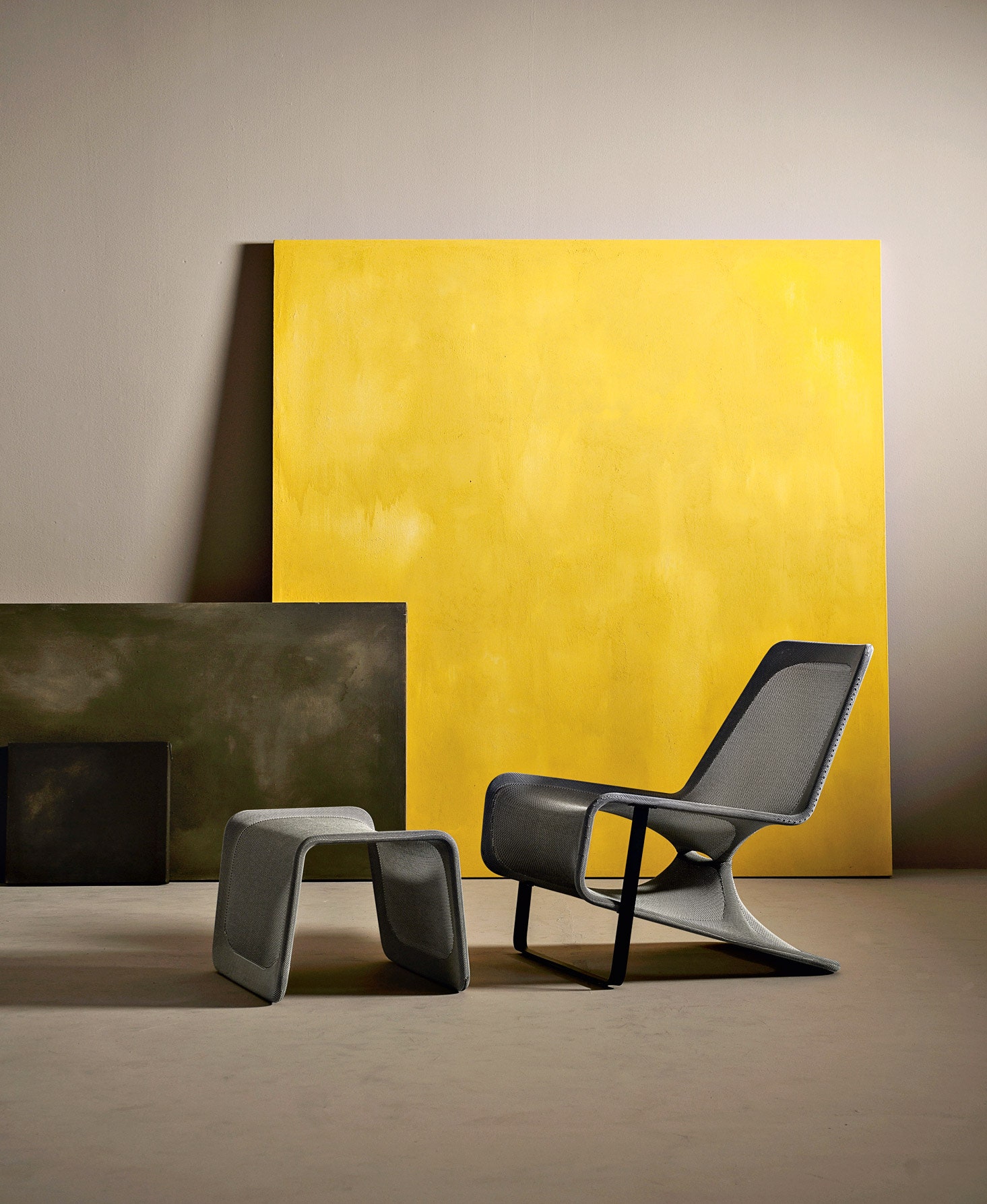 Кресло и банкетка Aria Desalto. Дизайнеры натянули на стальной каркас эластичную ткань.