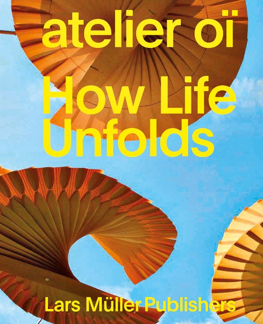В книге Atelier Oï How Life Unfolds которую в 2018 году выпустило издательство Lars Müller собраны эссе заметки и отзывы...