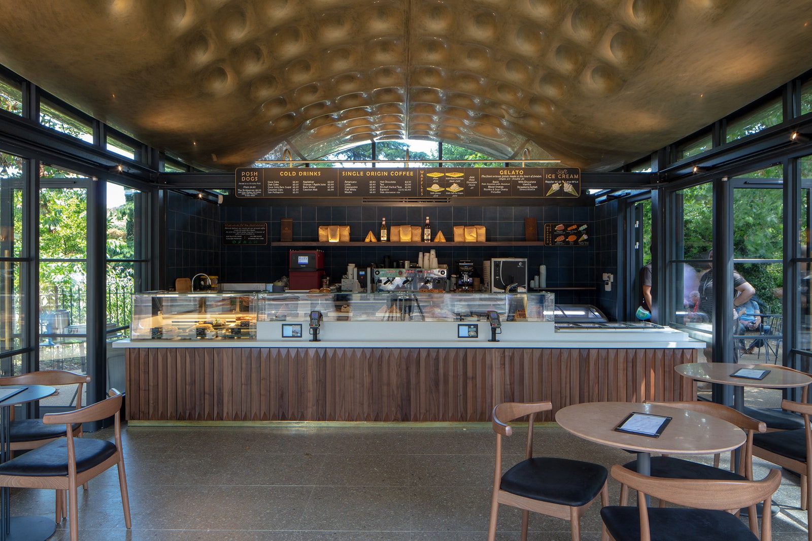 Кофейный киоск с необычной крышей в Лондоне