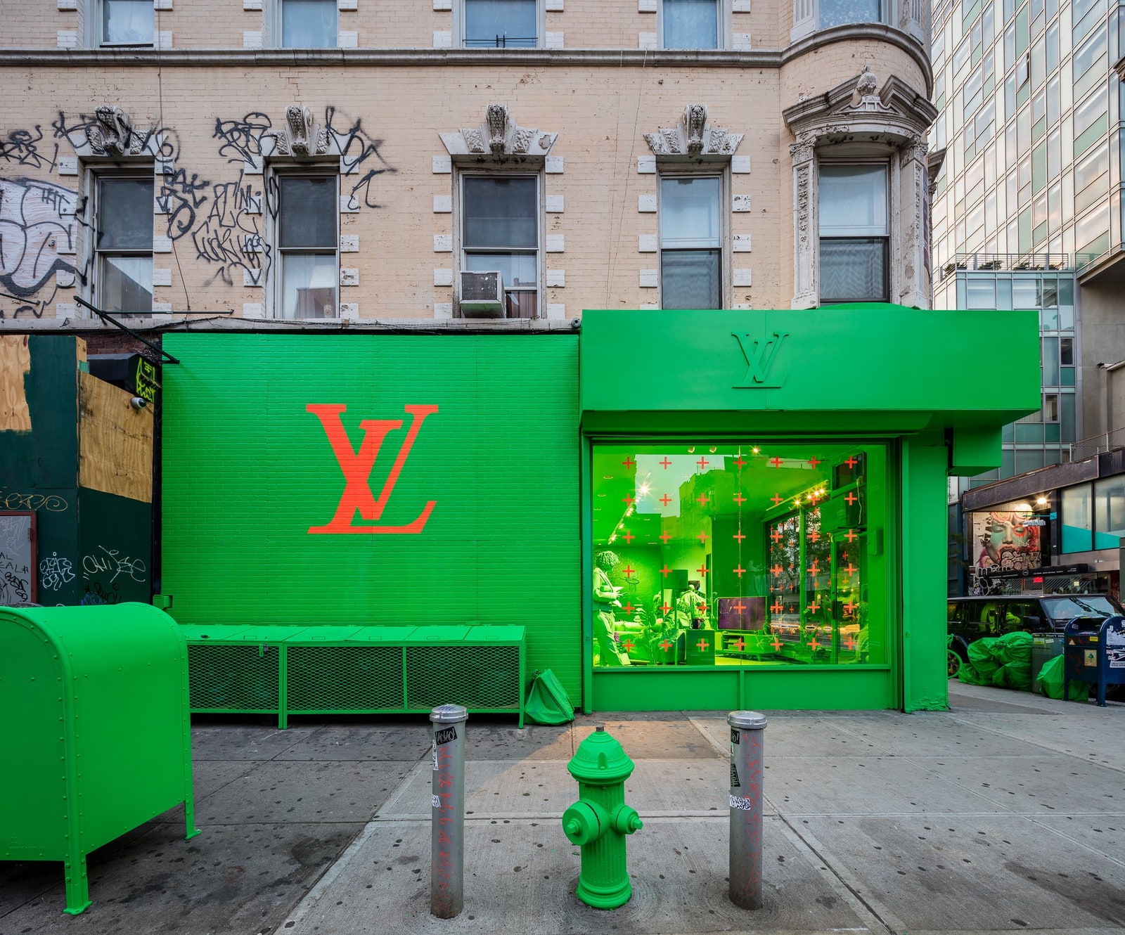 Неоновый зеленый в дизайне попапмагазина Louis Vuitton в НьюЙорке