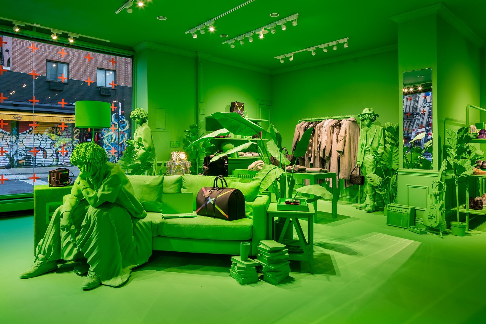 Неоновый зеленый в дизайне попапмагазина Louis Vuitton в НьюЙорке