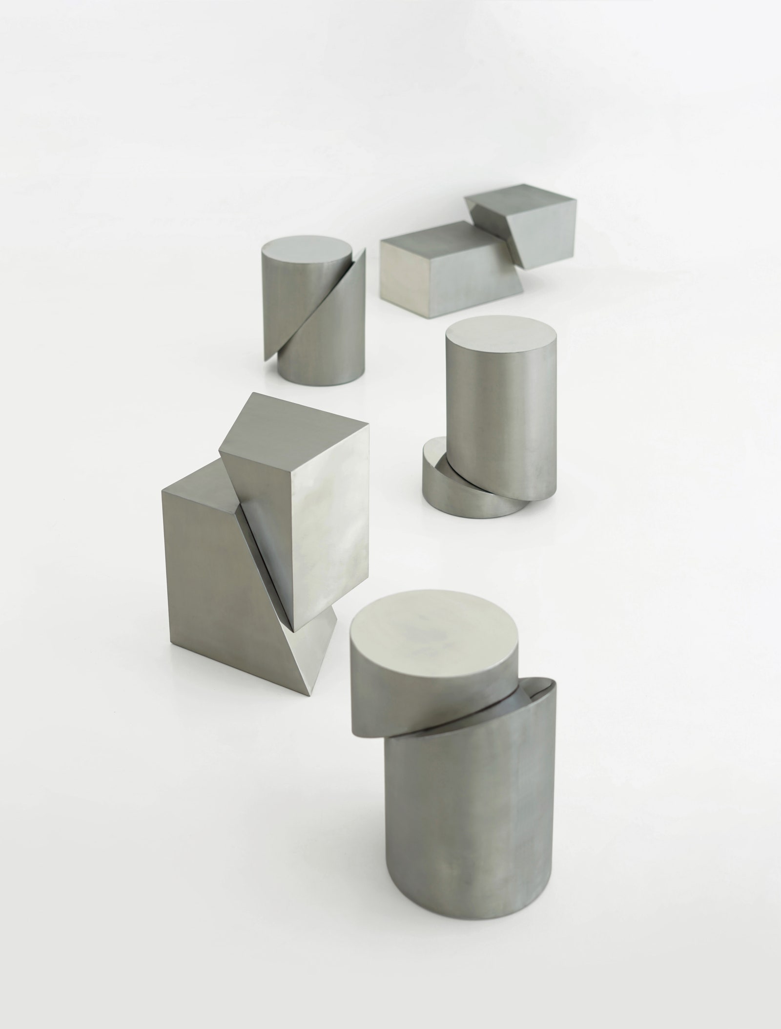 Коллекция необычной геометрической мебели из стали