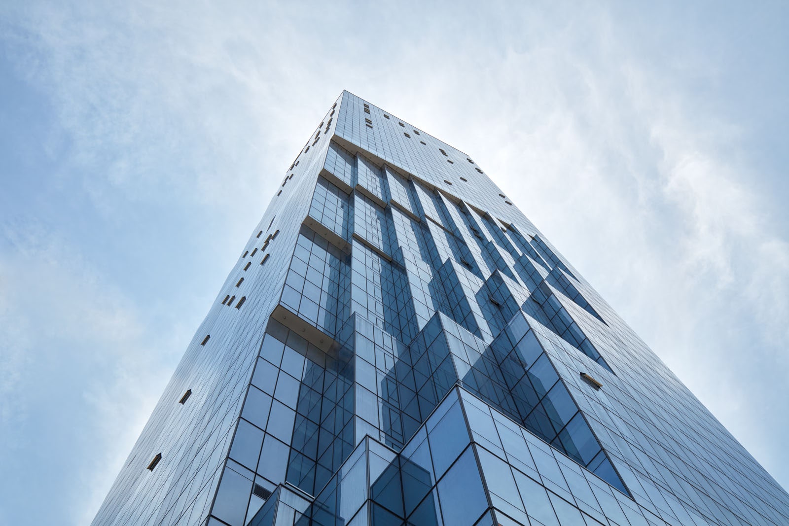 Бюро OMA завершило строительство стеклянного небоскреба в СанФранциско