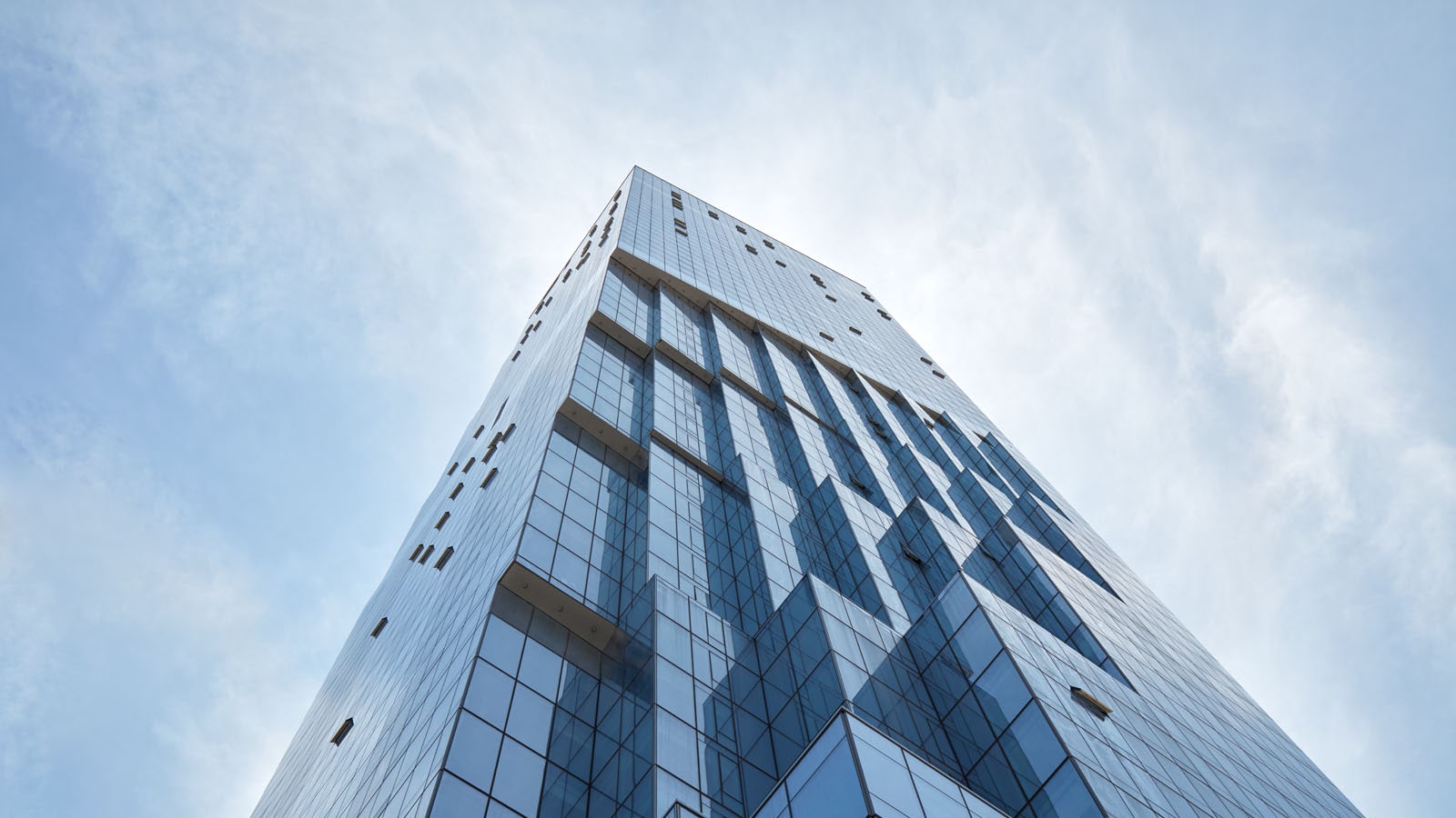 Бюро OMA завершило строительство стеклянного небоскреба в СанФранциско