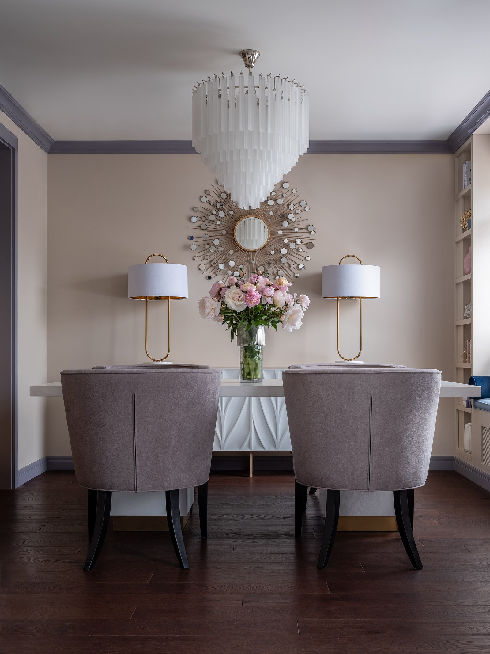 Фрагмент гостиной. Комод Fineobjects настольные лампы Сb2 люстра Mercana Lajolie стол Anyhome обеденные стулья...