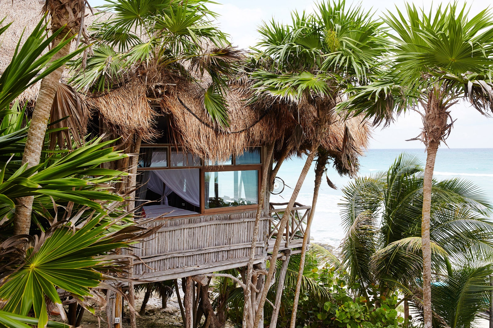 Тропические виллы райского отеля на берегу Карибского моря