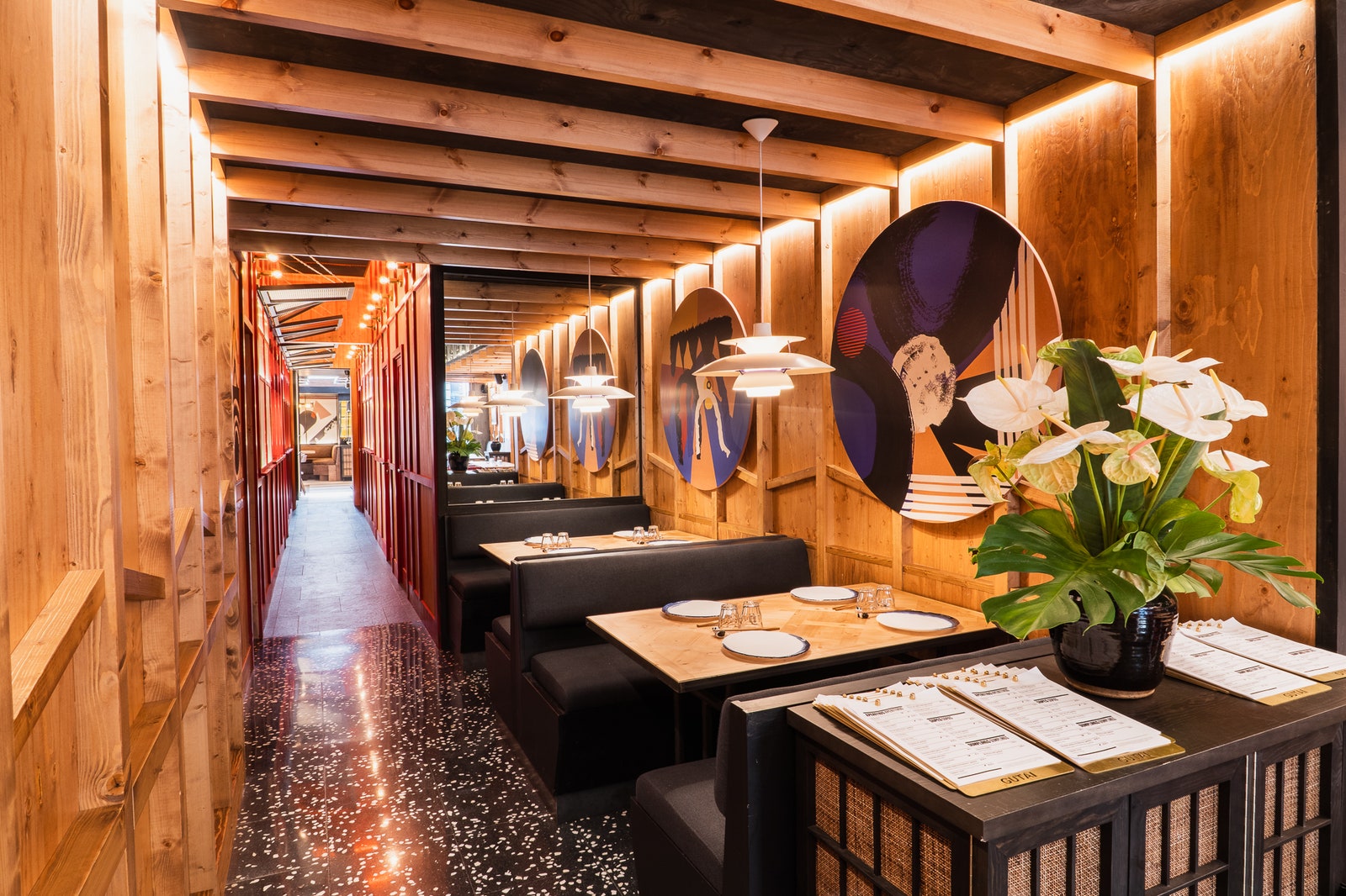 Яркий интерьер ресторана азиатской кухни Gutai в Барселоне