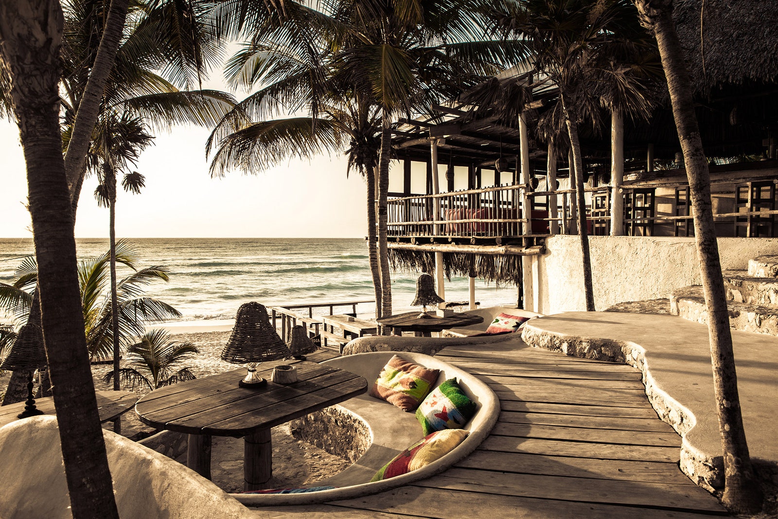 Тропические виллы райского отеля на берегу Карибского моря