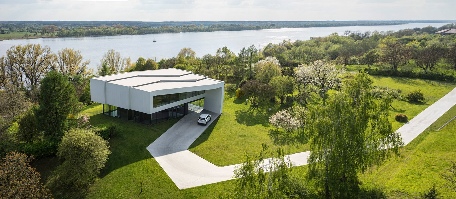 “Дом на дороге” необычный дизайн бетонного дома в Польше