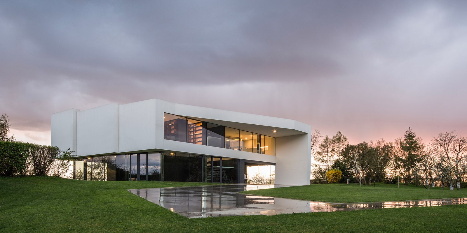“Дом на дороге” необычный дизайн бетонного дома в Польше