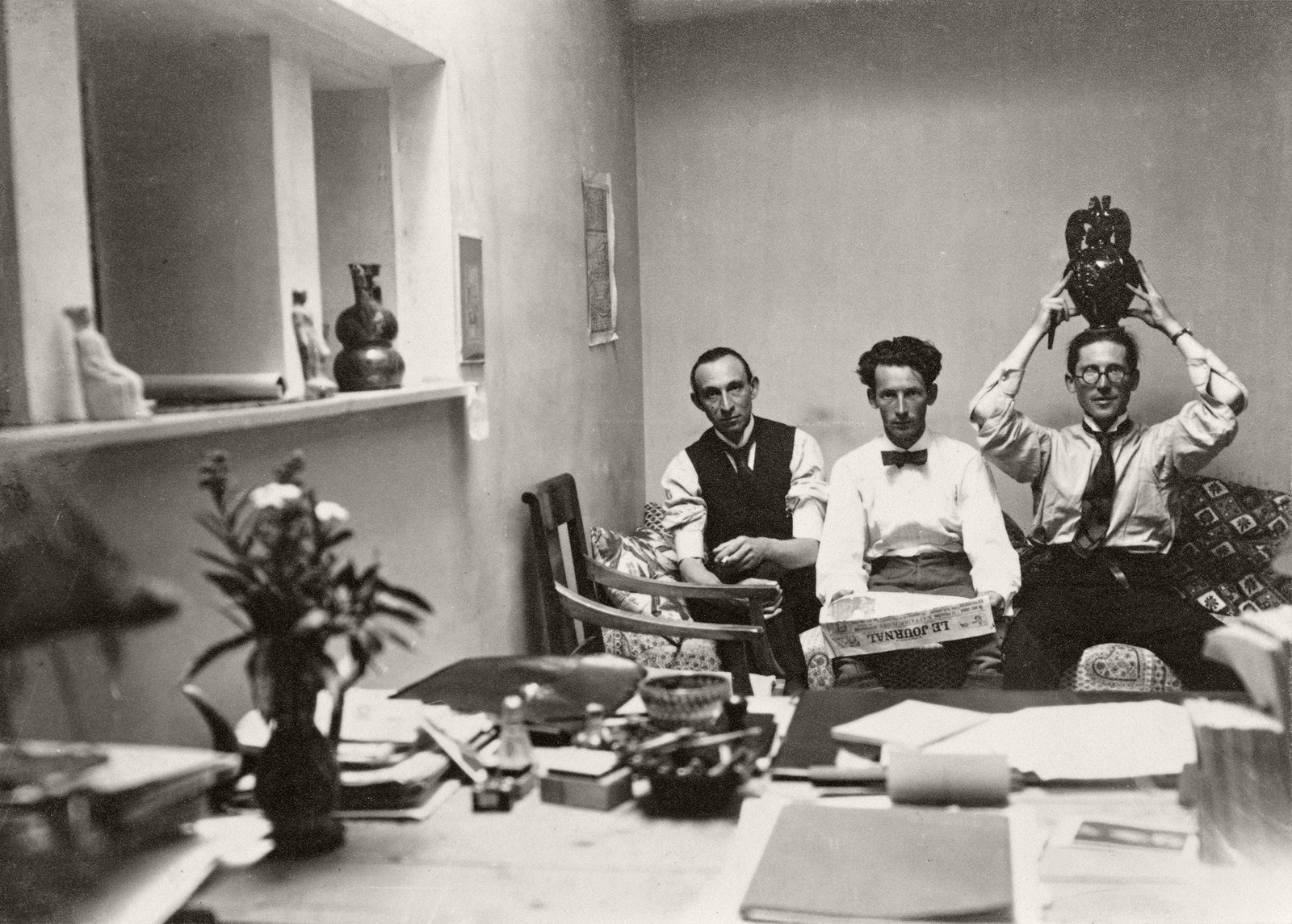 Альбер Жаннере Амеде Озанфан и Ле Корбюзье с сербской вазой на голове в Maison Blanche. ЛаШодеФон август 1919. © Фонд Ле...