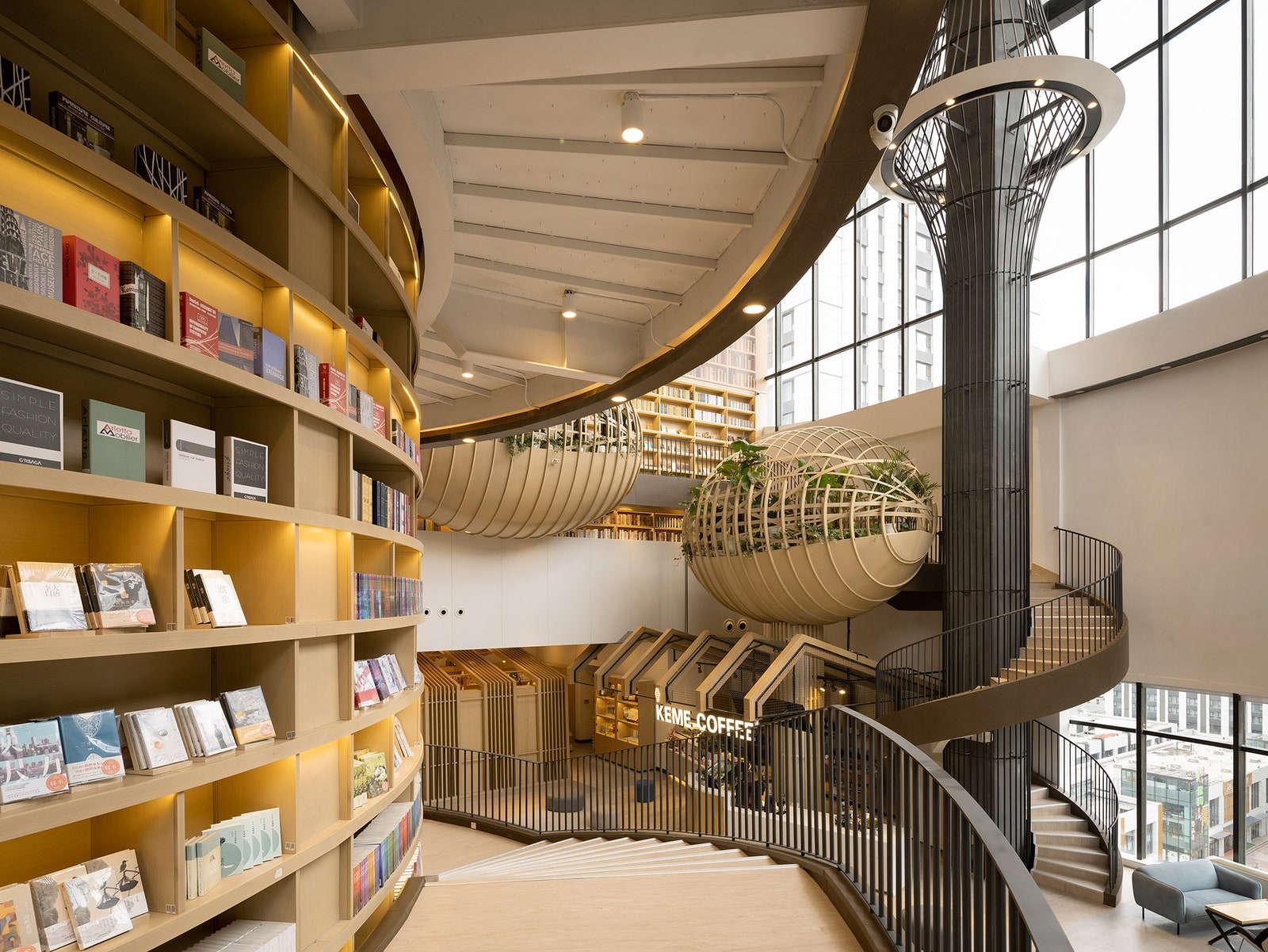 Интерьер книжного магазина M.I. с кабинкамигнездами для чтения в Харбине