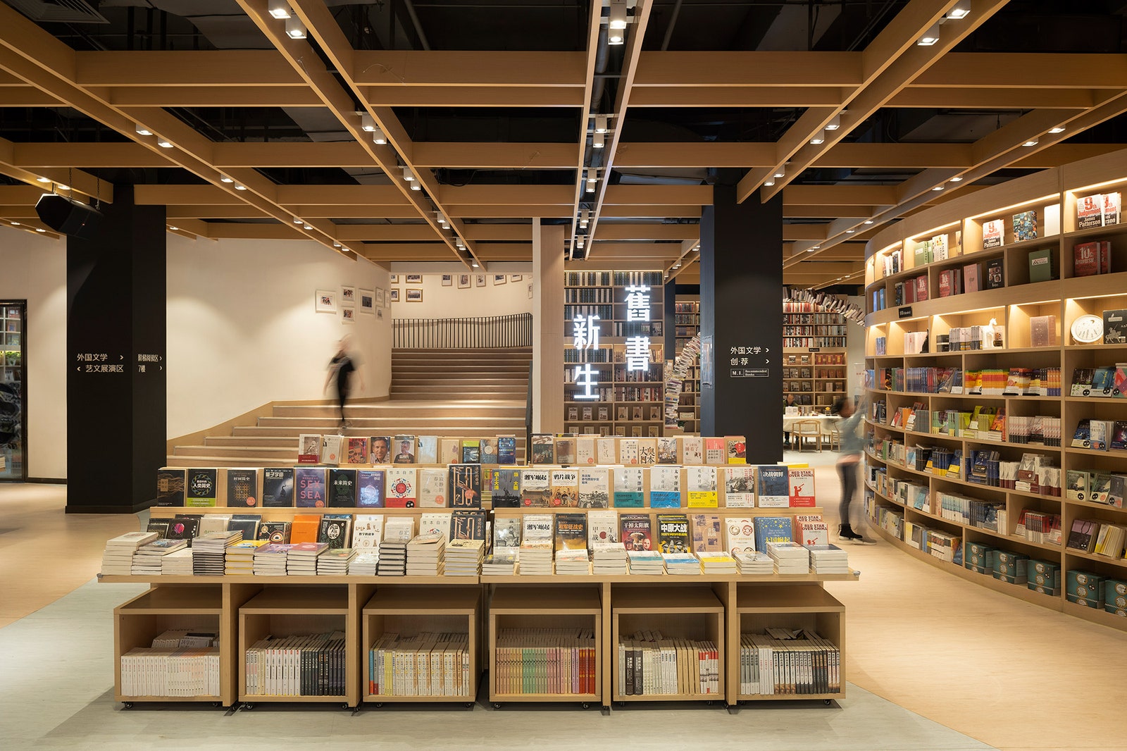 Интерьер книжного магазина M.I. с кабинкамигнездами для чтения в Харбине