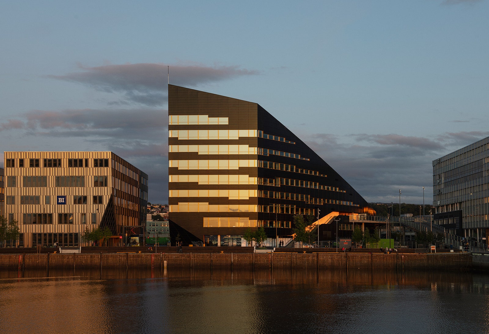 Бюро Snøhetta построило офисное здание производящее электроэнергию