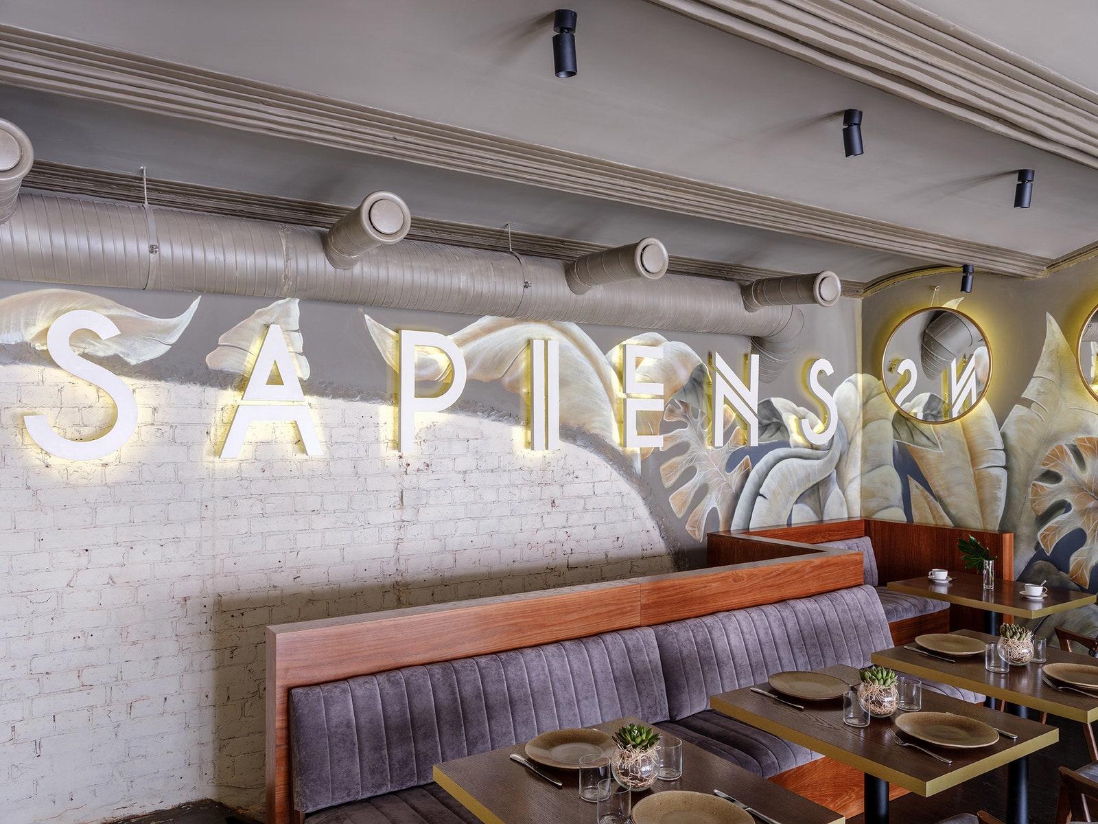 Интерьер нового гастробара Sapiens Est Kitchen  Bar в Москве