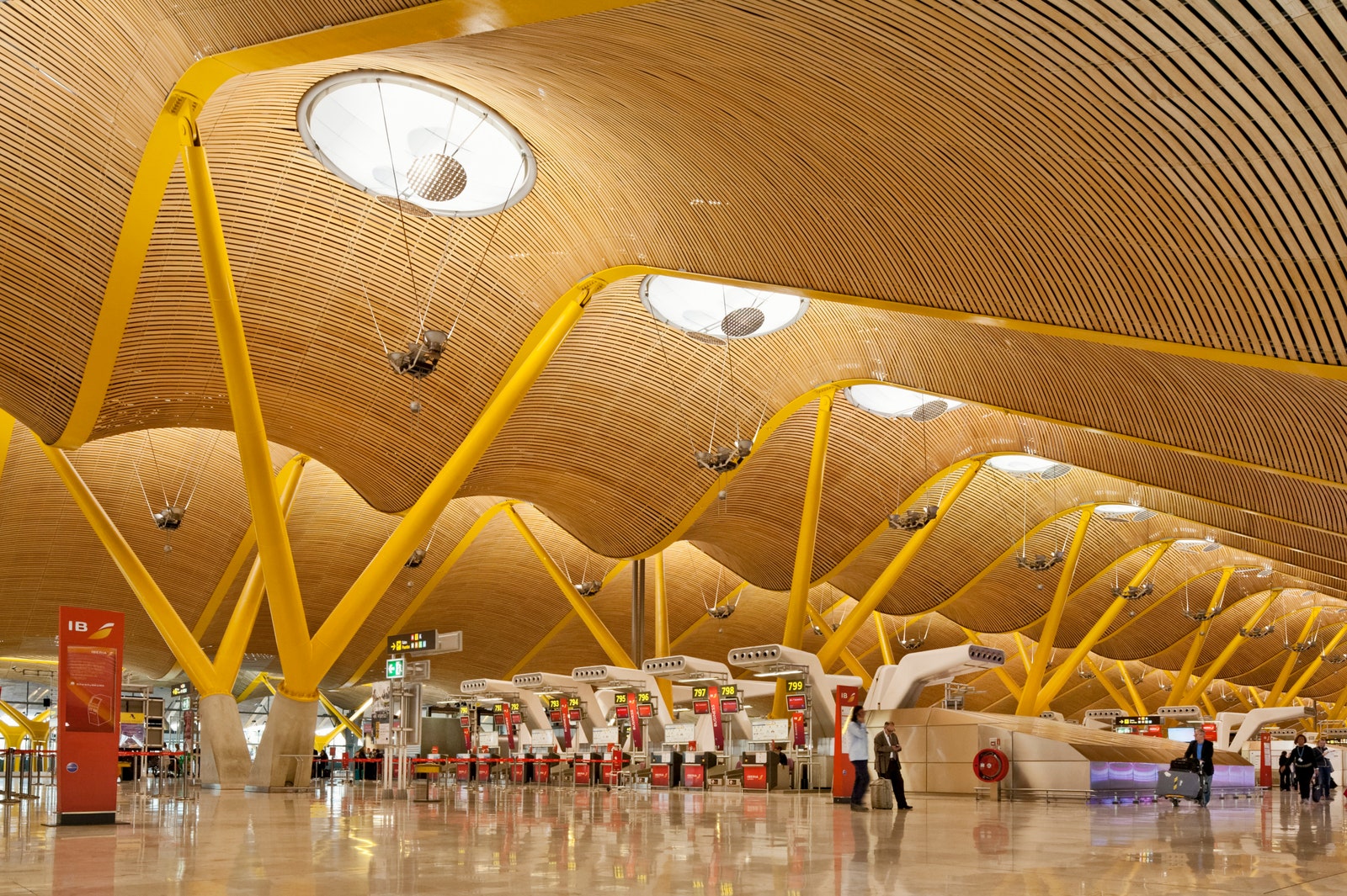 Волнообразная крыша в аэропорту МадридБарахас.