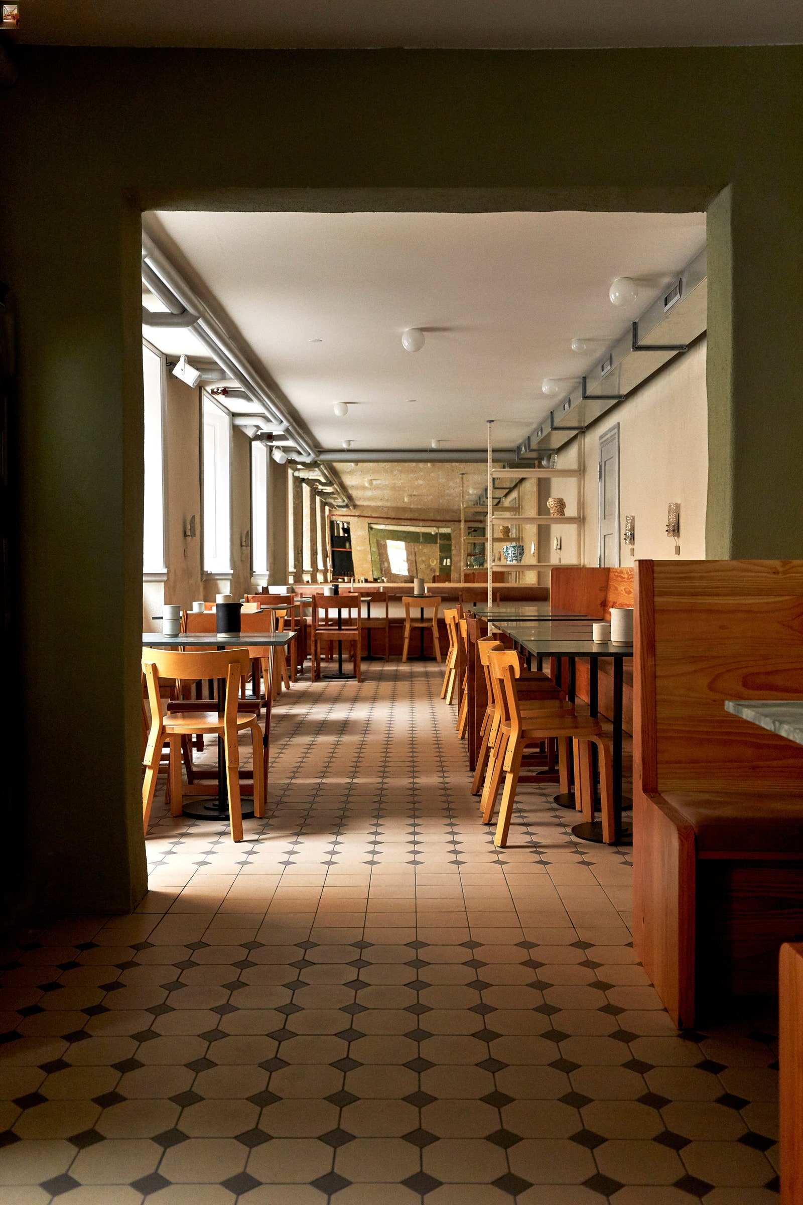 Аскетичный интерьер кафе Yaffa в Копенгагене