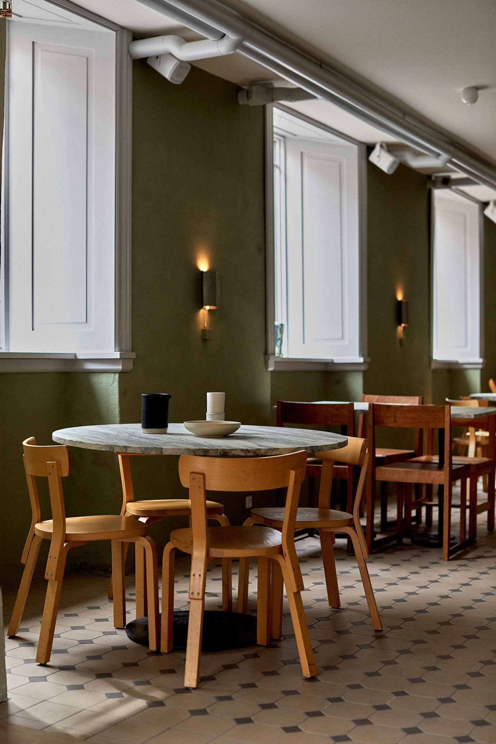 Аскетичный интерьер кафе Yaffa в Копенгагене