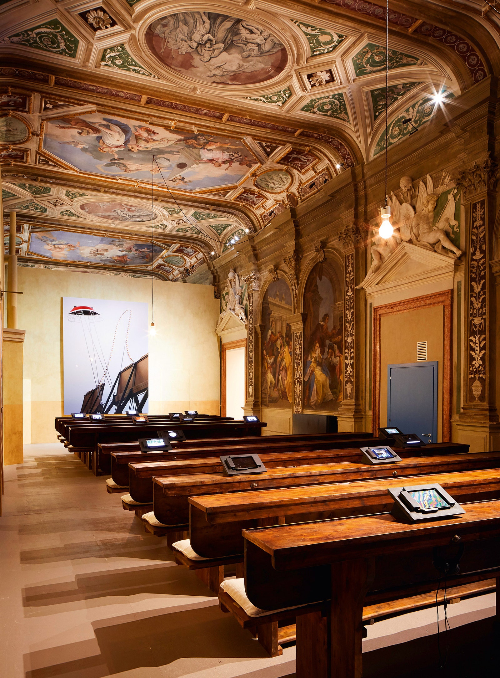 Один из залов Fondazione Prada где выставлены работы Томаса Деманда Александра Клюге и Анны Виброк.