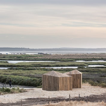 #отпускпообмену: деревянный домик на берегу реки в Португалии