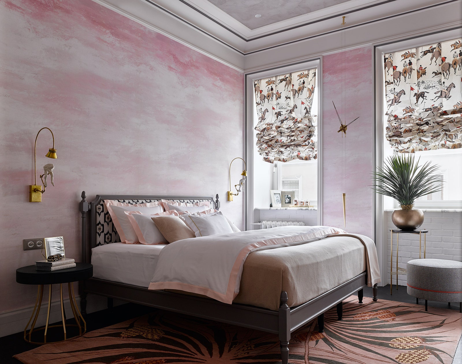 Спальня хозяйки. Обои Designers Guild бра с лягушками SigmaL2 прикроватный столик Baxter пуф и шторы Vysotka Home...