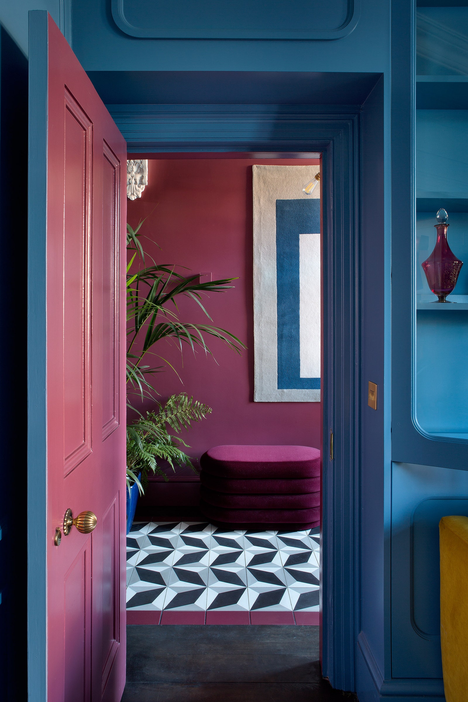 Фрагмент прихожей. Плитка на полу TileStyle ковер Heals пуф Ferm Living.
