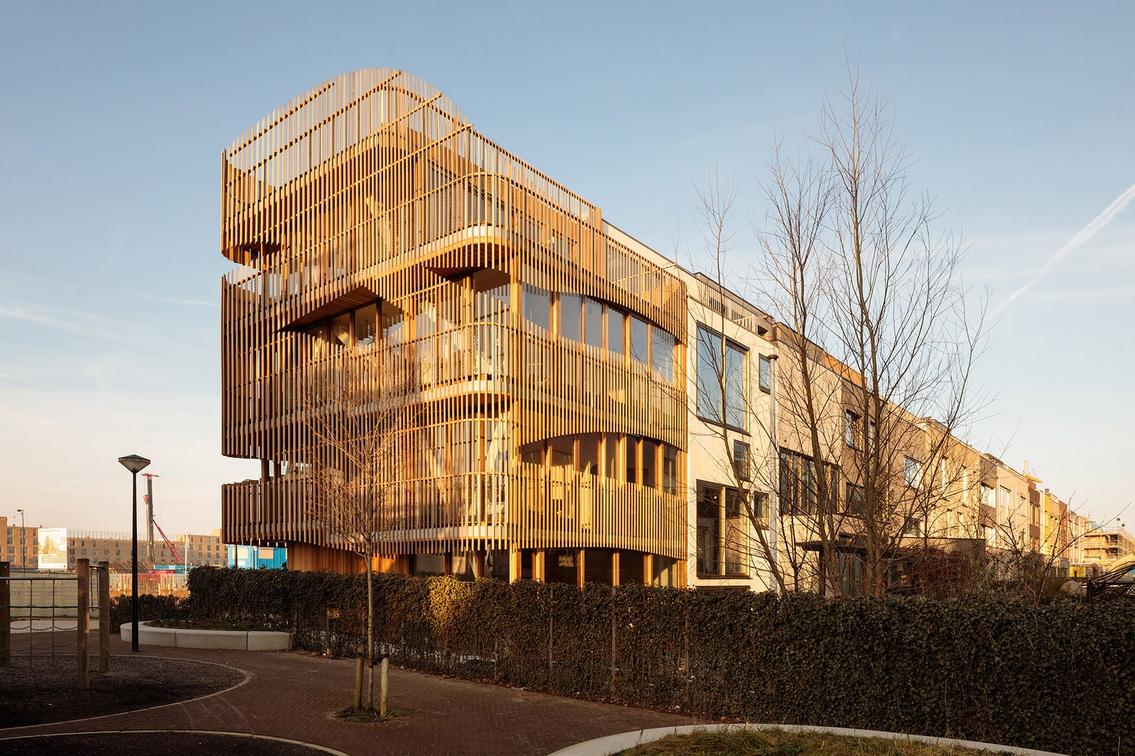 Дом с деревянным фасадом в Амстердаме