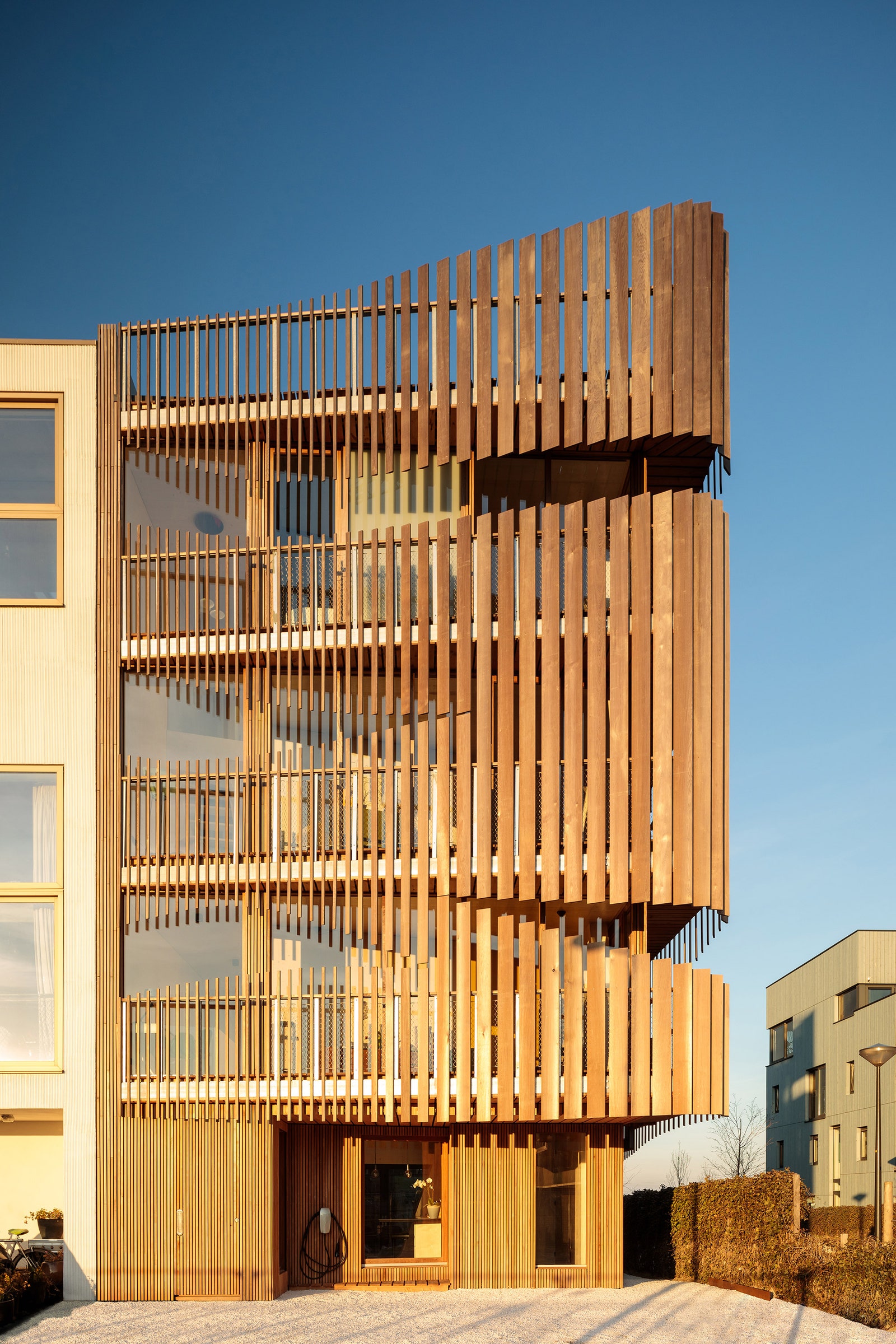 Дом с деревянным фасадом в Амстердаме