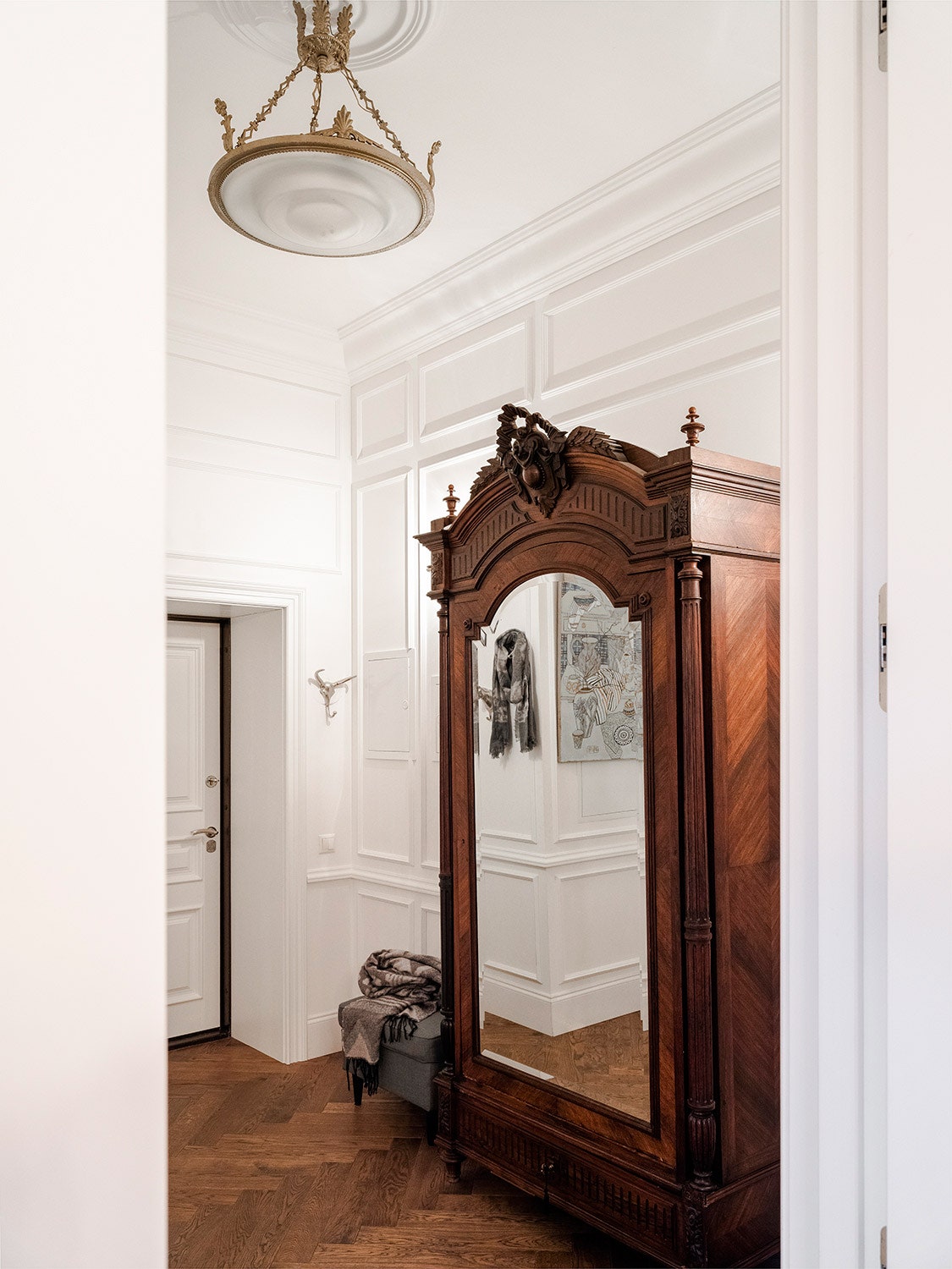 Прихожая в квартире в доходном доме 1908 года. Люстра сделана в 1902 году шкаф — в 1910 году.