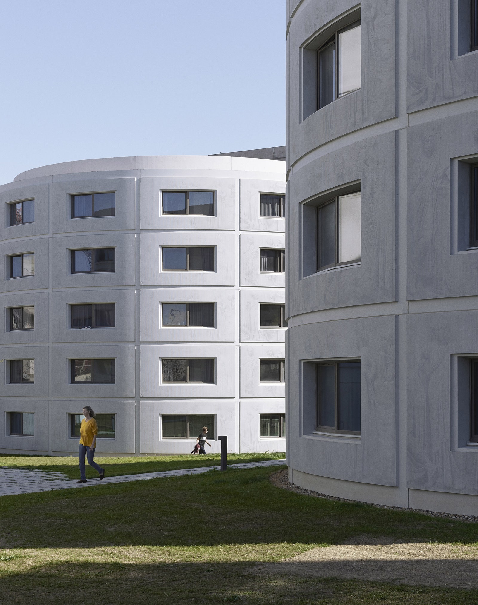 Студенческие общежития с гравировкой на фасадах
