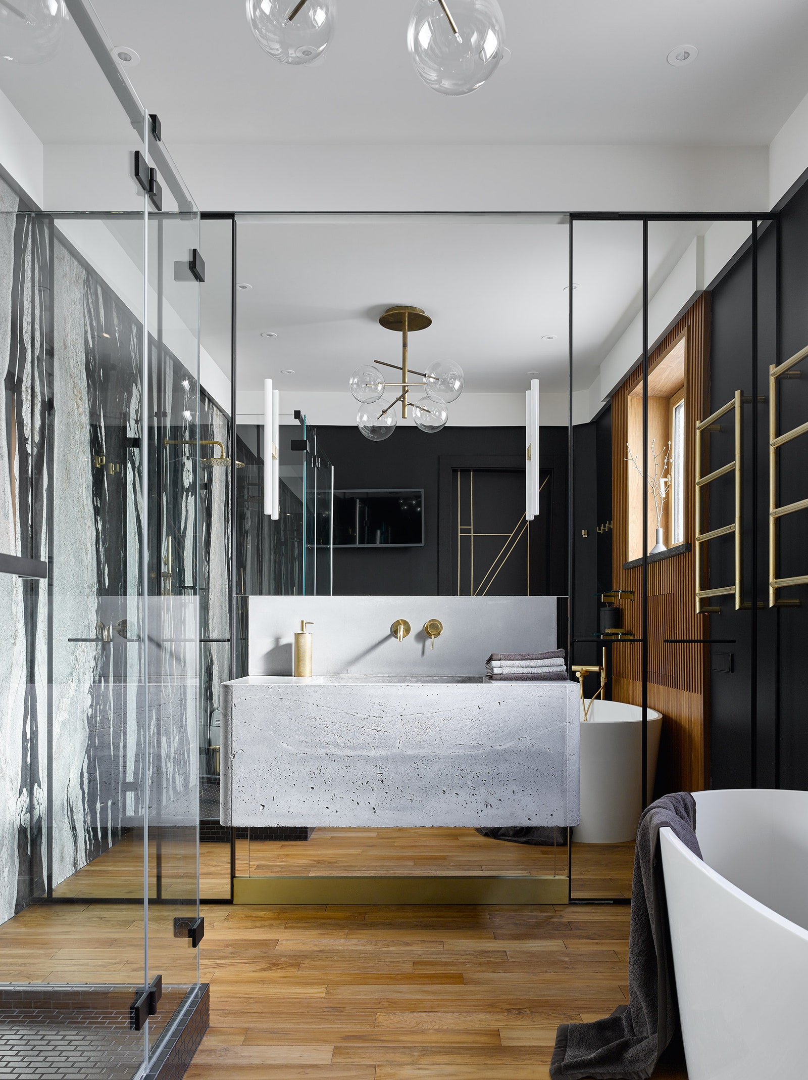 Ванная комната. Зеркальные встроенные шкафы сделаны по эскизам дизайнера “Империалист”. Раковина из бетона по эскизам...