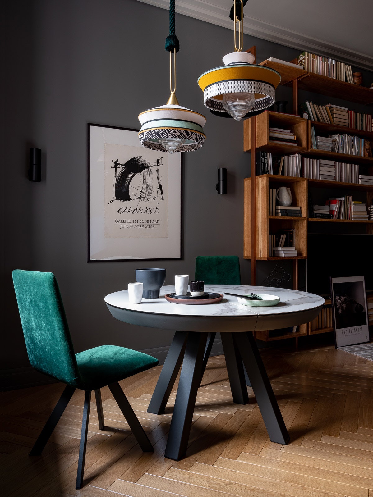 Кухнягостиная. Стол и стулья Mobliberica подвесные светильники Сontardi стеллаж сделан на заказ по эскизам архитектора в...