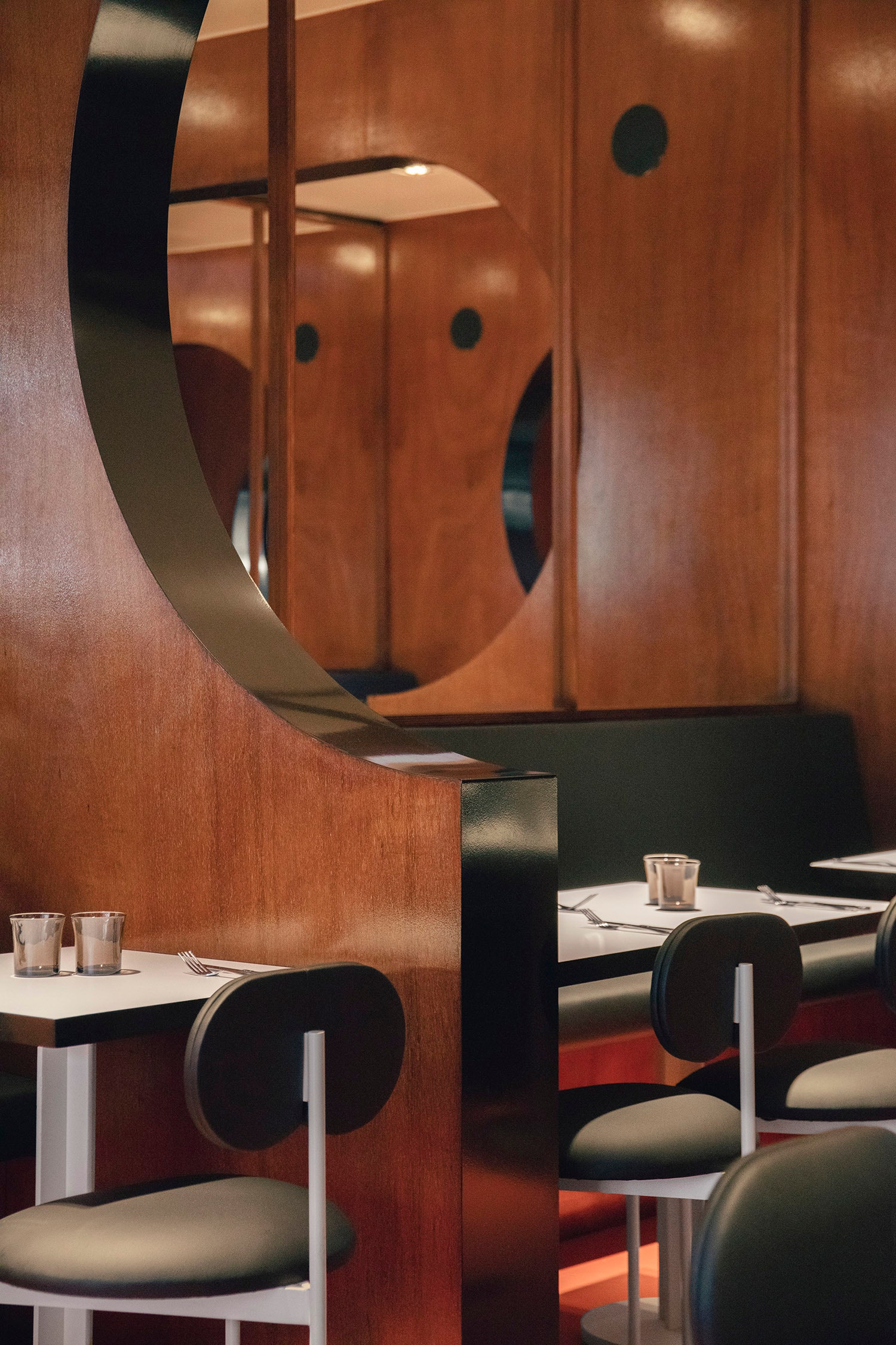 Эстетика 1980х в интерьерах нового ресторана PNY в Париже