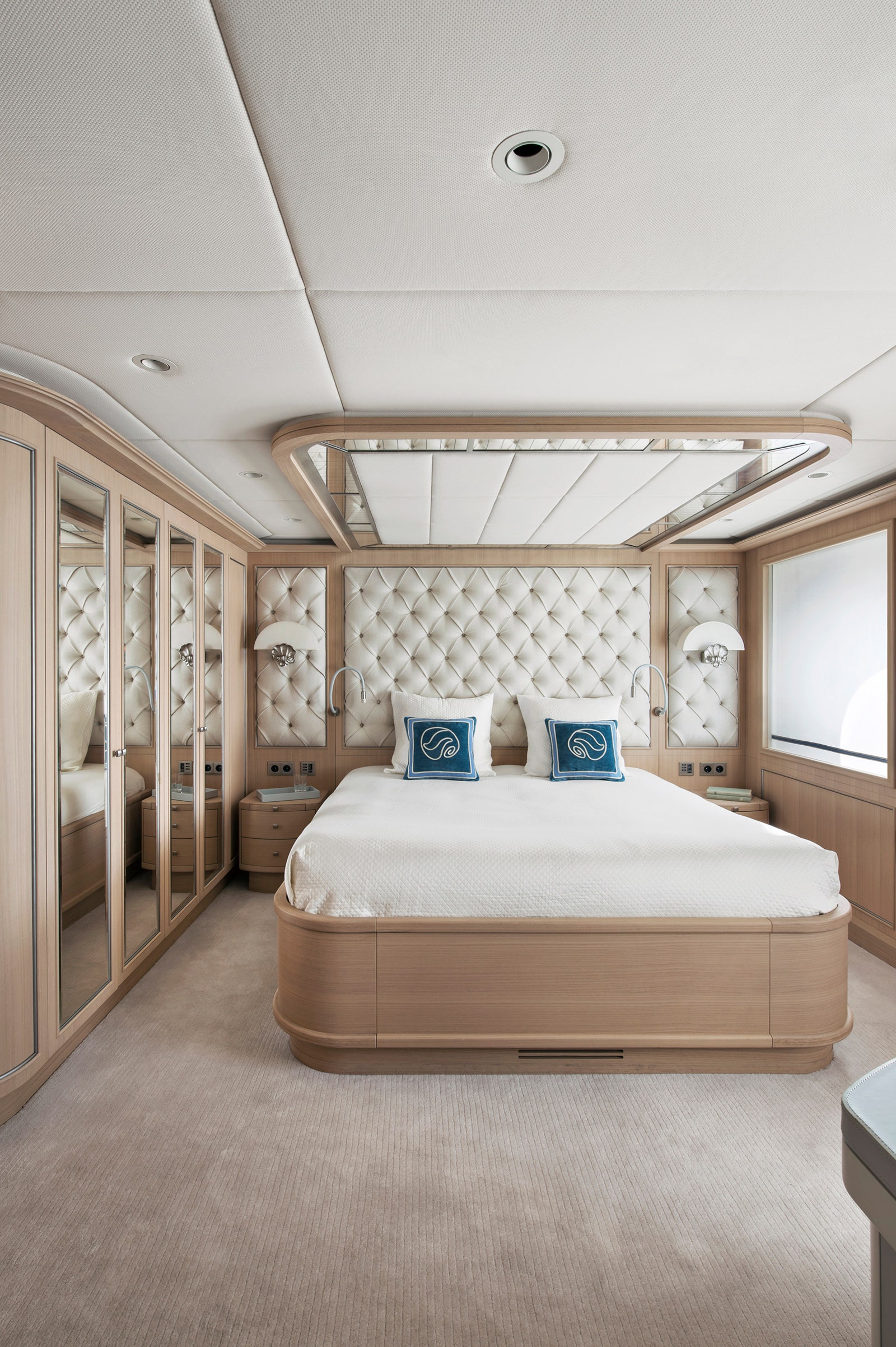 Дизайн интерьера яхты Dream по проекту Симоне Чармоли и Мигеля Куэды